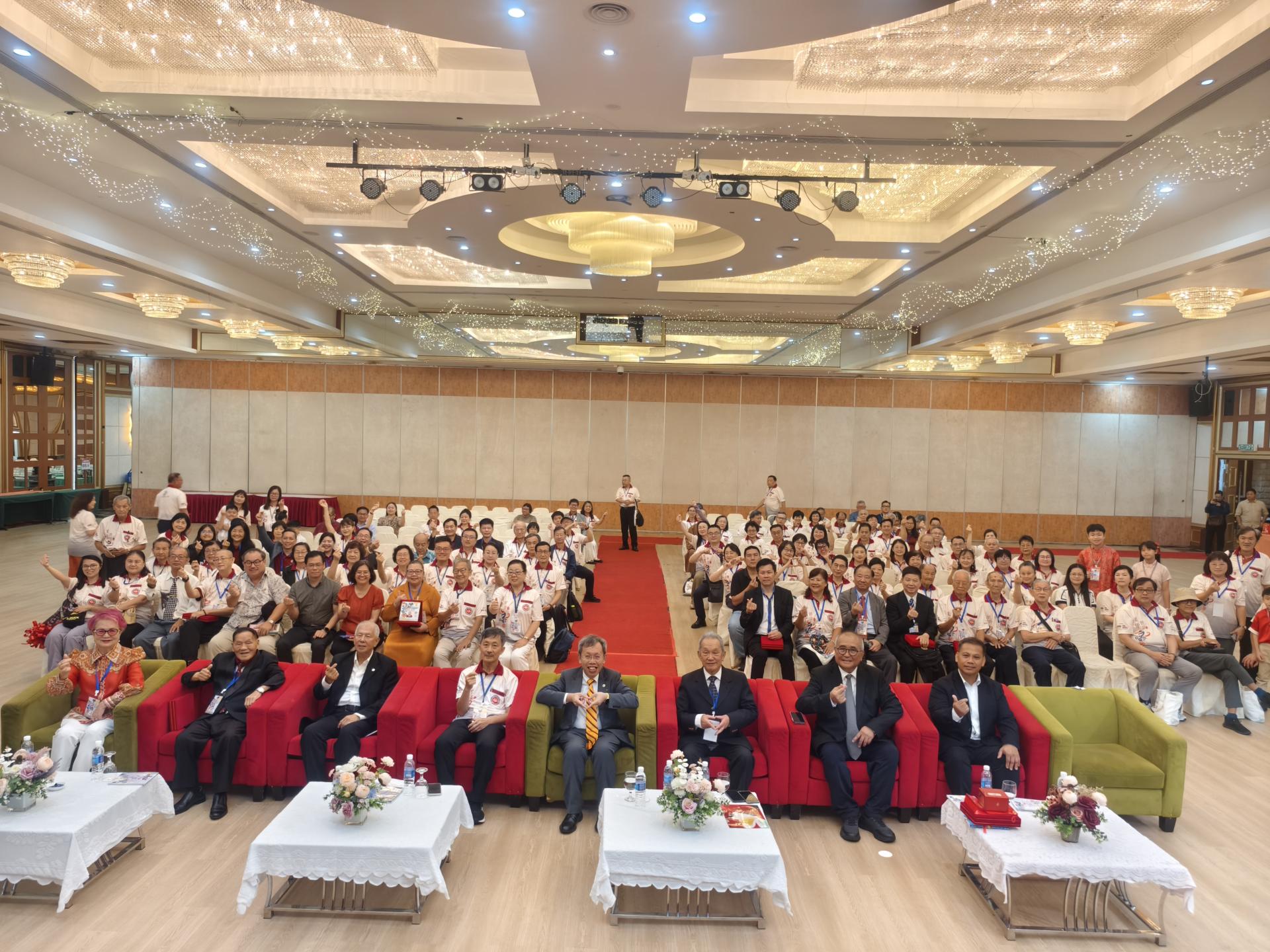 第13届世界华文作家代表大会开幕嘉宾和与会者于大会合影。