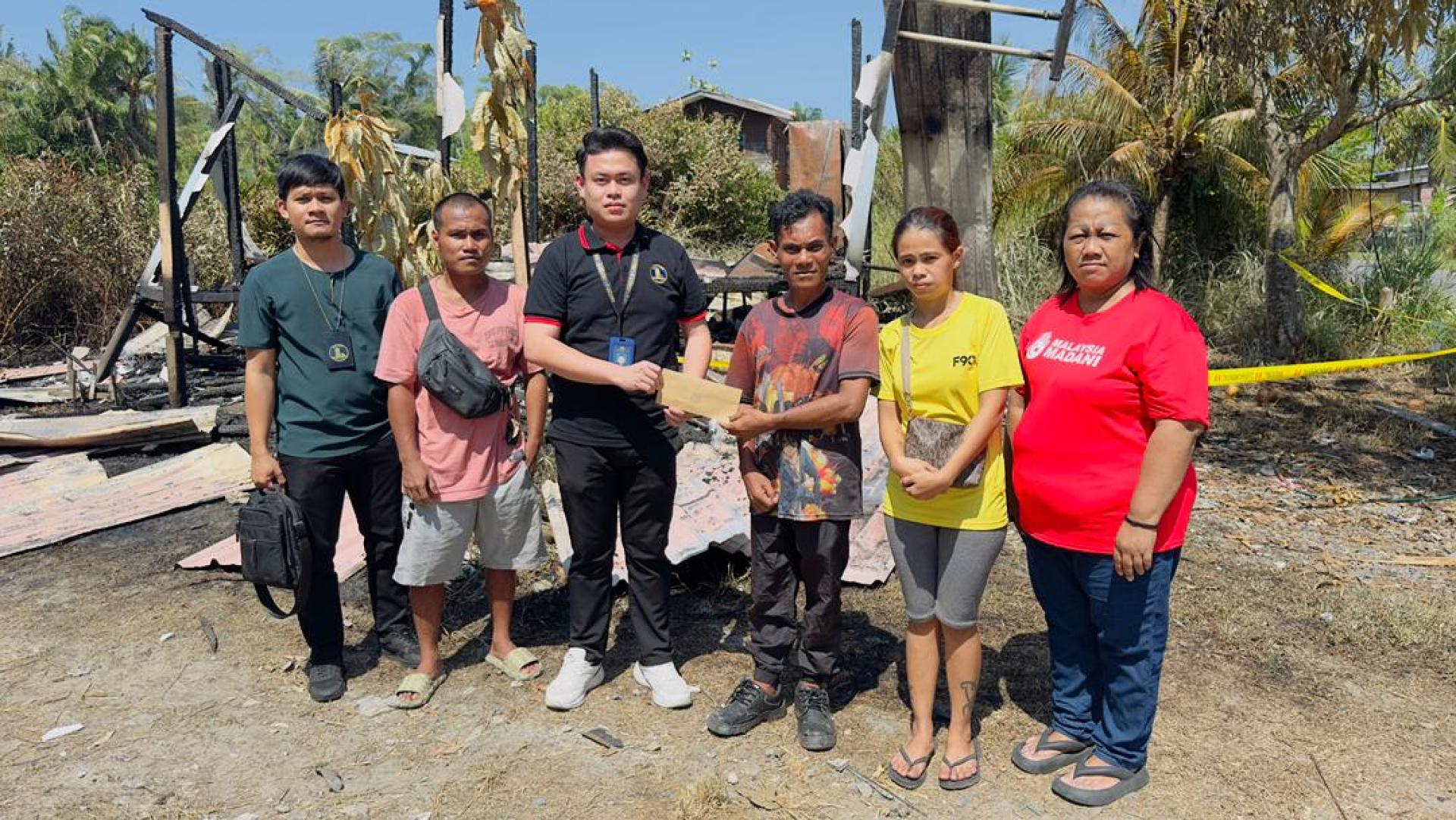 美里P.219服务中心特别官员克里斯托弗杰尔马特阿米（左3）代表赵俊文移交援助予灾民。