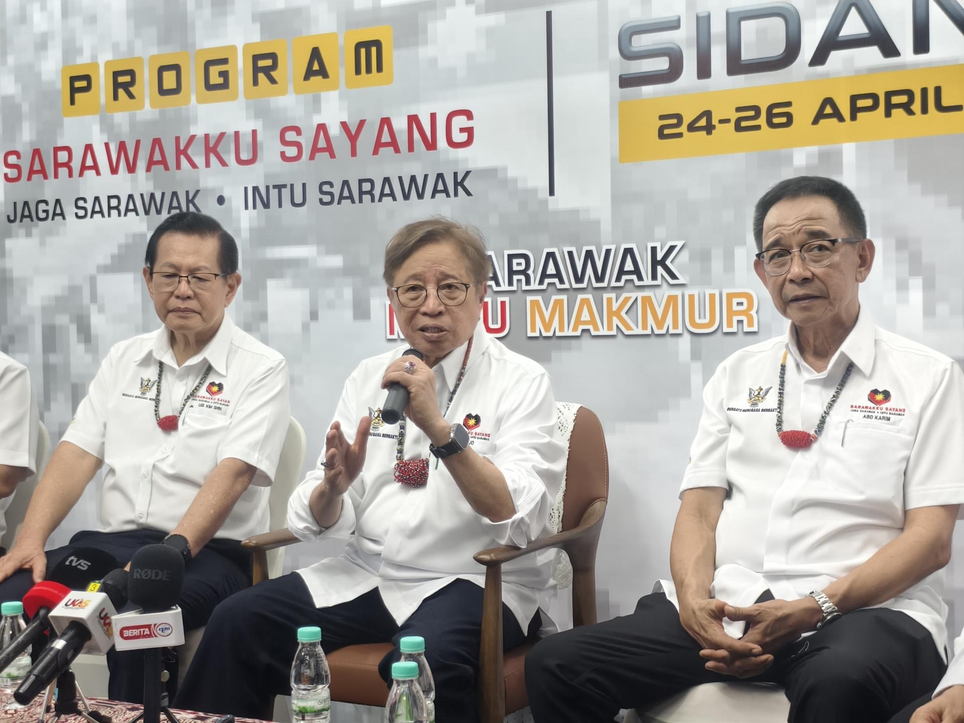 砂拉越总理阿邦佐哈里指出，姆鲁国家公园与尼亚国家公园列入世界遗产名录，提升砂州国际地位。左为砂交通部长拿督斯里李景胜，右为砂旅游、创意产业及表演艺术 部长拿督斯里阿都卡林。