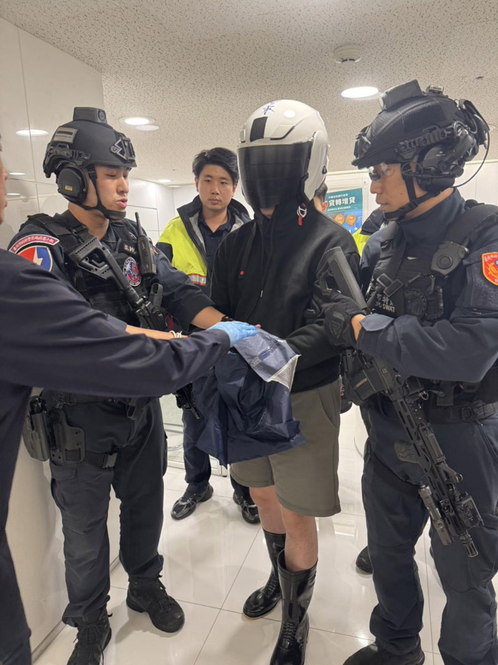 林嫌持假枪抢银行遭逮。