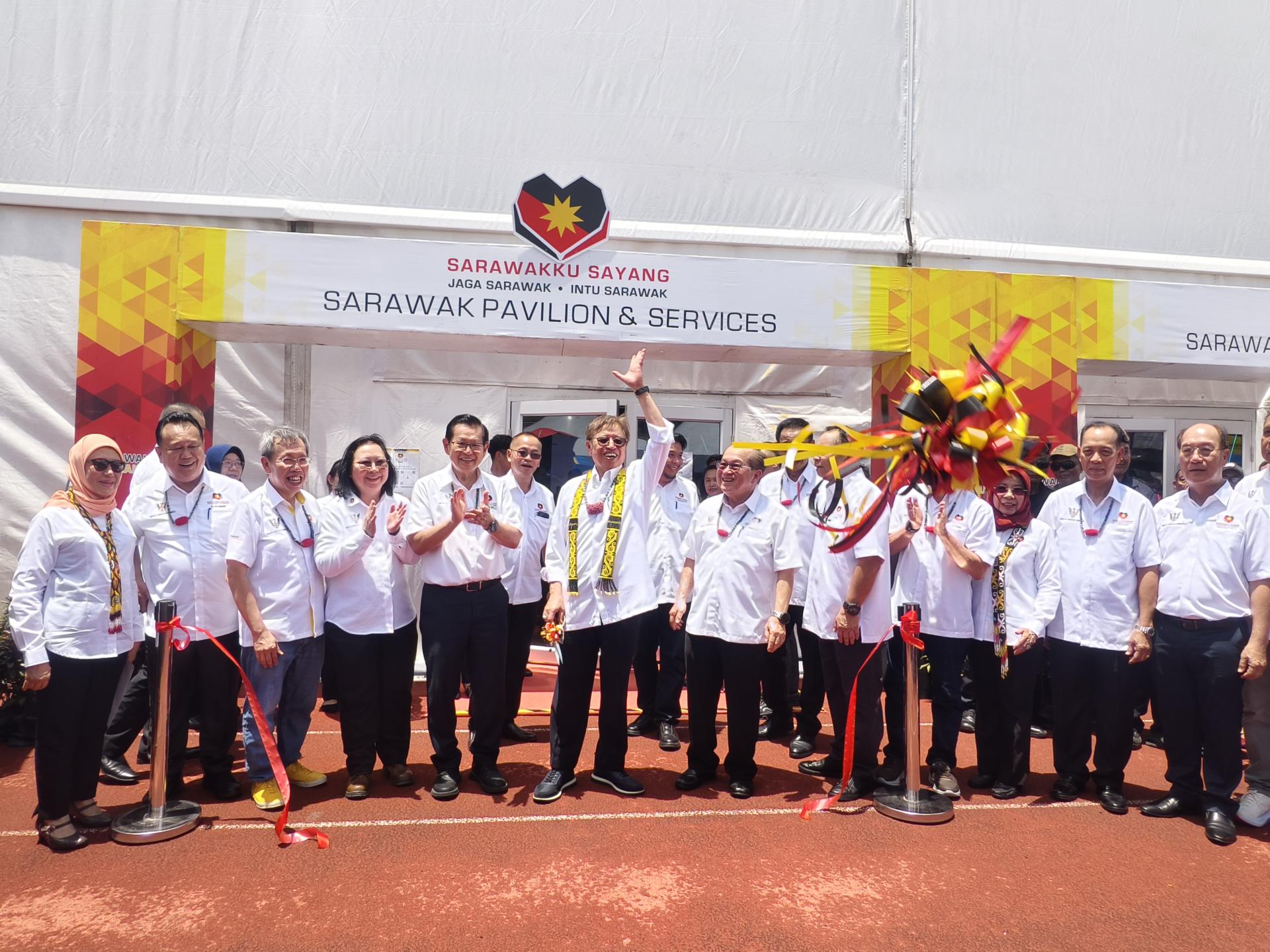 砂拉越总理拿督巴丁宜丹斯里阿邦佐哈里为“我亲爱的砂拉越” 美里站展览厅主持开幕剪彩仪式后抛彩球。