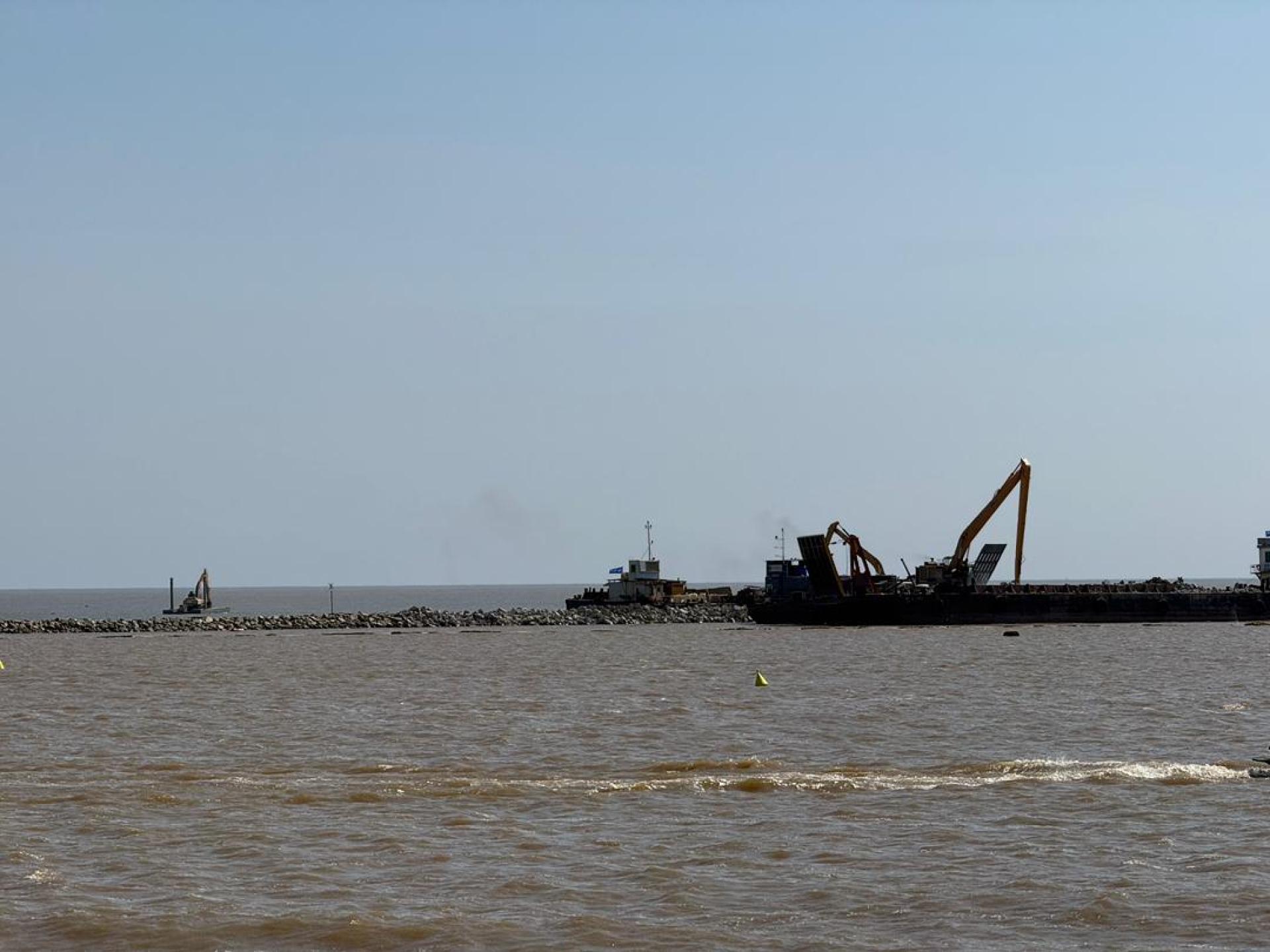 施工中的南北防波堤工程加紧推进，为未来航道稳定与港口发展奠定基础。