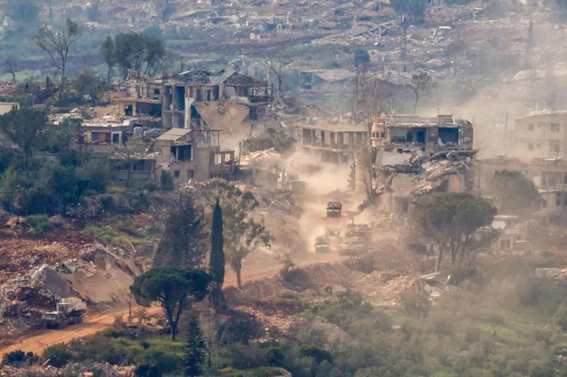 以色列坦克和军车星期六（4月25日）在黎巴嫩南部、靠近以色列边境地区行驶，沿途多栋房屋此前遭袭受损。