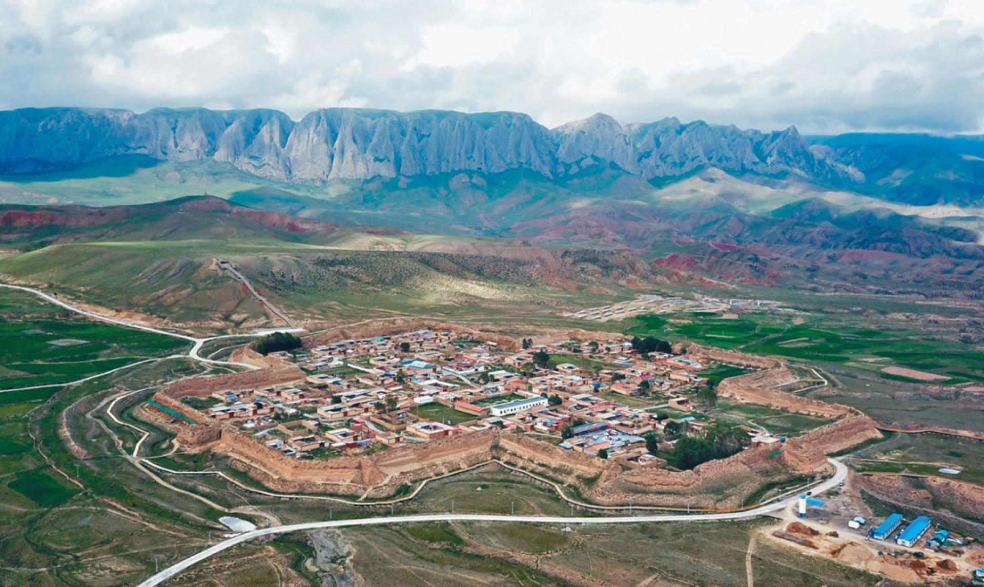 甘加草原平均海拔超过3000米，地势平坦辽阔，绿草如茵。