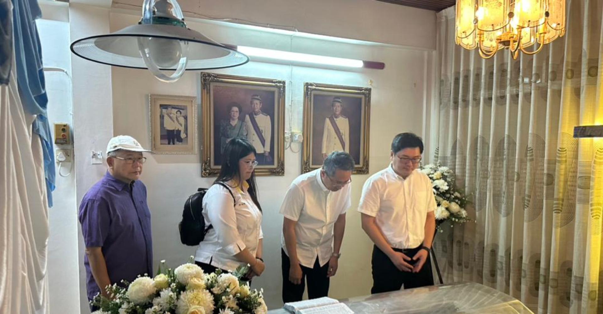 砂人联党古晋支部青年团团长黄笃荣（右）率领青年团前往瞻仰已故潘斯里杨守勤的遗容。