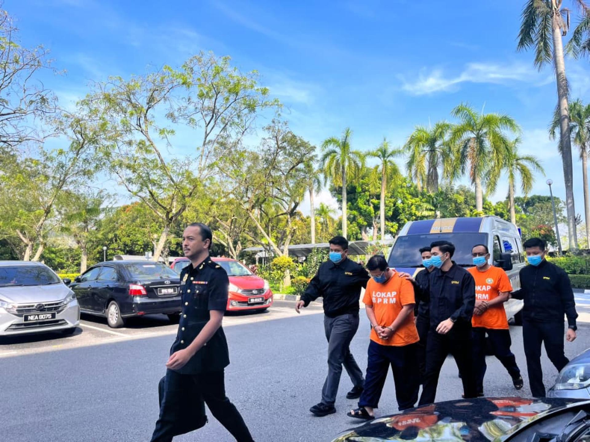 两名嫌犯将被延扣至本月30日。