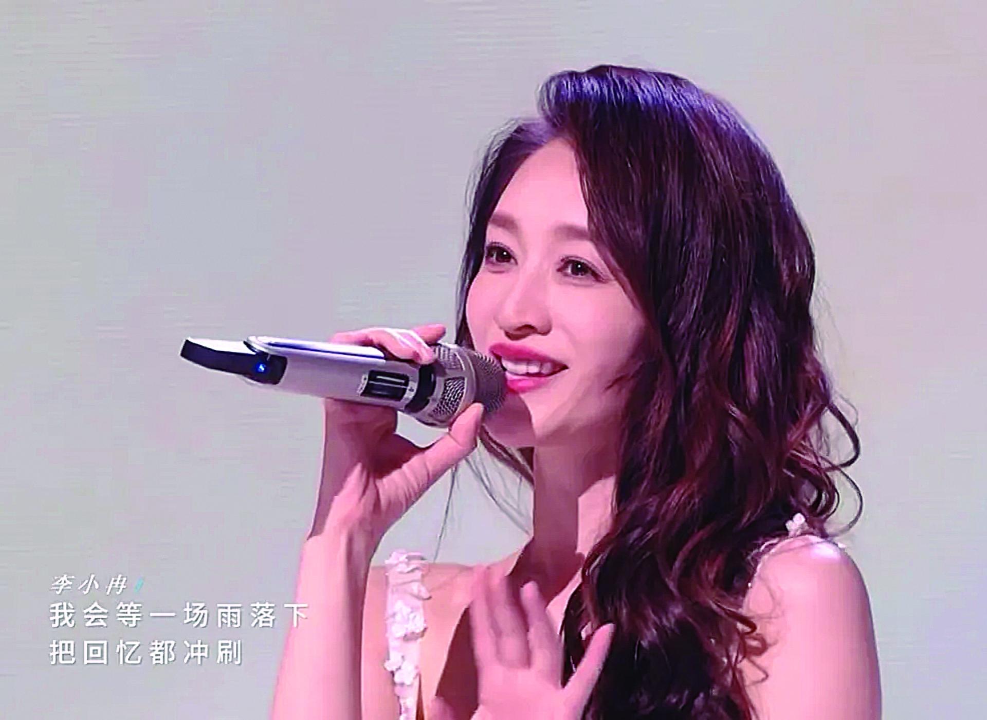 李小冉在二公献唱抒情歌《我会等》，表现令人刮目相看。