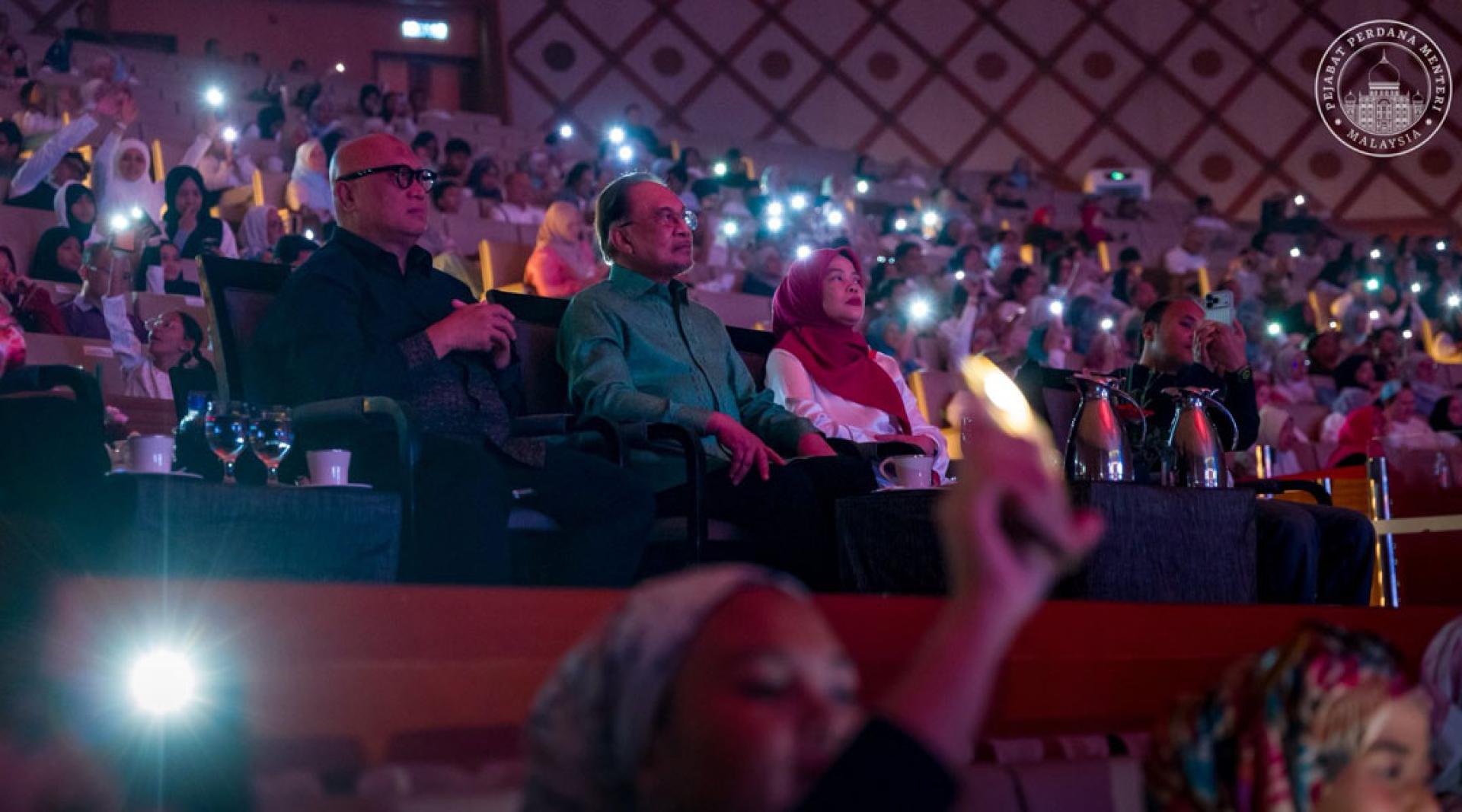 安华出席由SPWinds与歌手阿米尔马斯迪联合呈献的“Winds of Glory”音乐会。