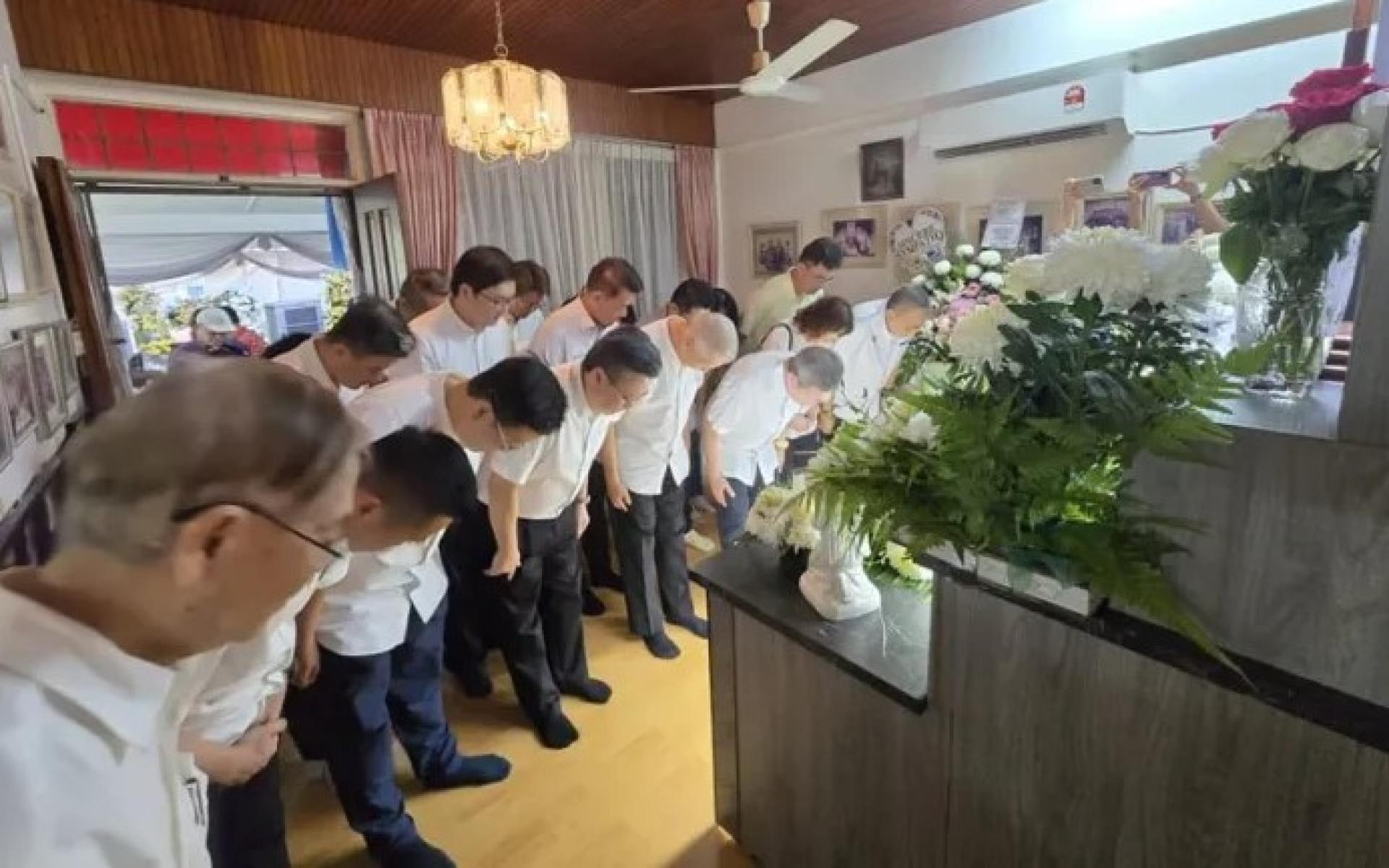 沈桂贤、陈超耀及其他人联党成员向杨医生致最后敬意。