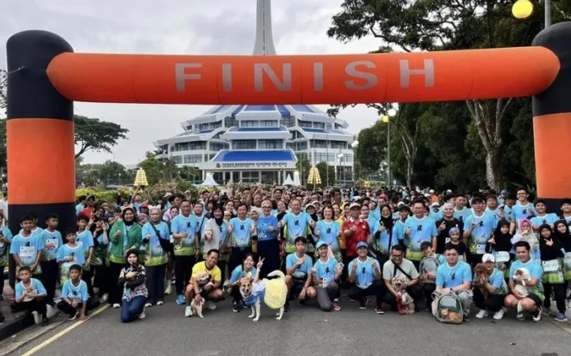 黄鸿圣及嘉宾于2026年4月26日在古晋南市举行的PET WALK 2.0起跑仪式上合影。