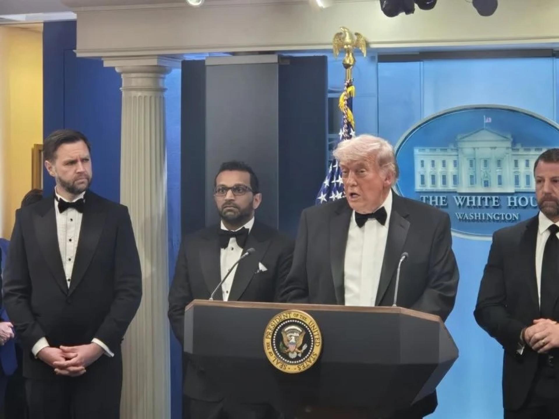 特朗普25日晚间在白宫举行记者会对外说明情况。