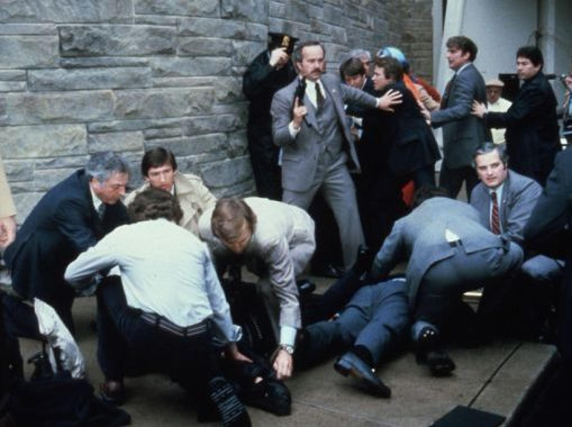 1981年3月30日，里根在离开华盛顿希尔顿酒店时遭枪击险丧命。