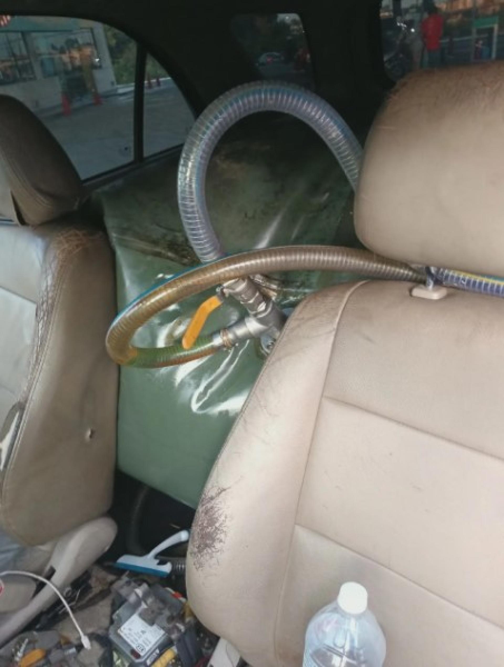 执法人员逮捕两名涉嫌滥用补贴柴油的男子后所起获的柴油。