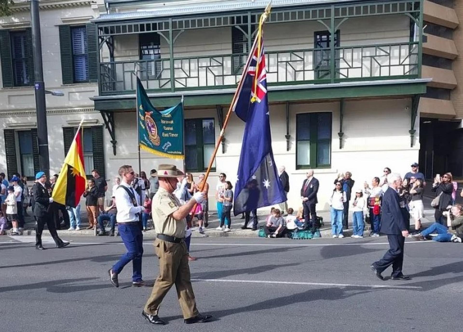 2026年4月25日，在南澳阿德莱德举行的澳纽军团日活动中，卡梅伦率领澳大利亚国家马来亚与婆罗洲退伍军人协会队伍前进，罗斯柴格手持砂拉越州旗，向澳洲士兵、伊班追踪者及所有砂拉越人的付出与牺牲致敬。（图：NMBVAA）