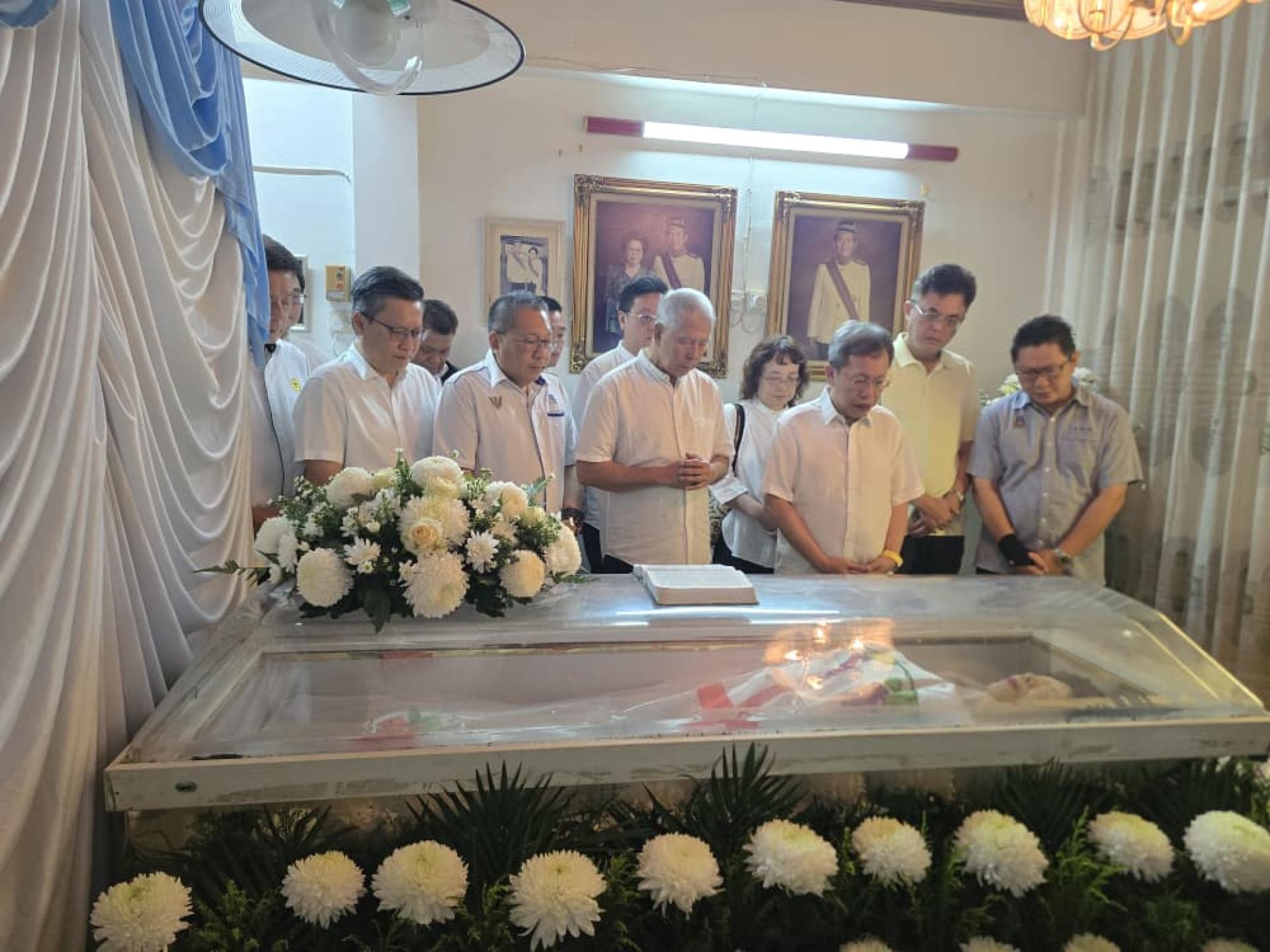 砂拉越人民联合党主席兼砂拉越副总理拿督阿玛沈桂贤医生，秘书长兼砂旅游副部长拿督陈超耀律师与党员瞻仰遗容，送别这位受人敬重的医者与忠诚党员。