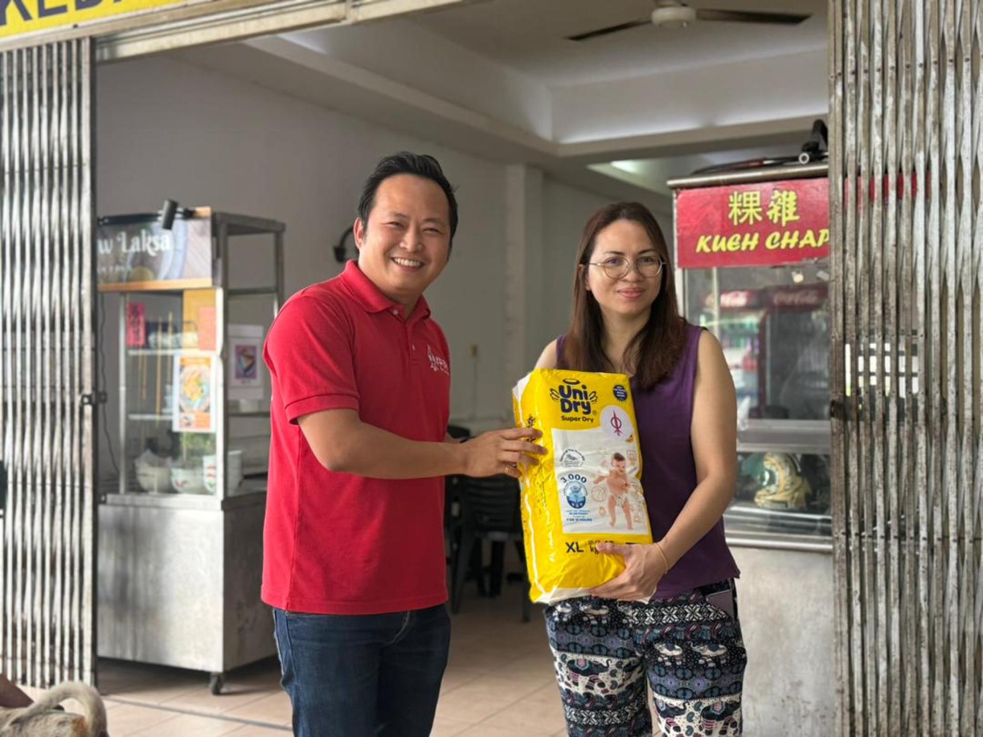 江峰年将婴儿尿片移交给需要的家庭。