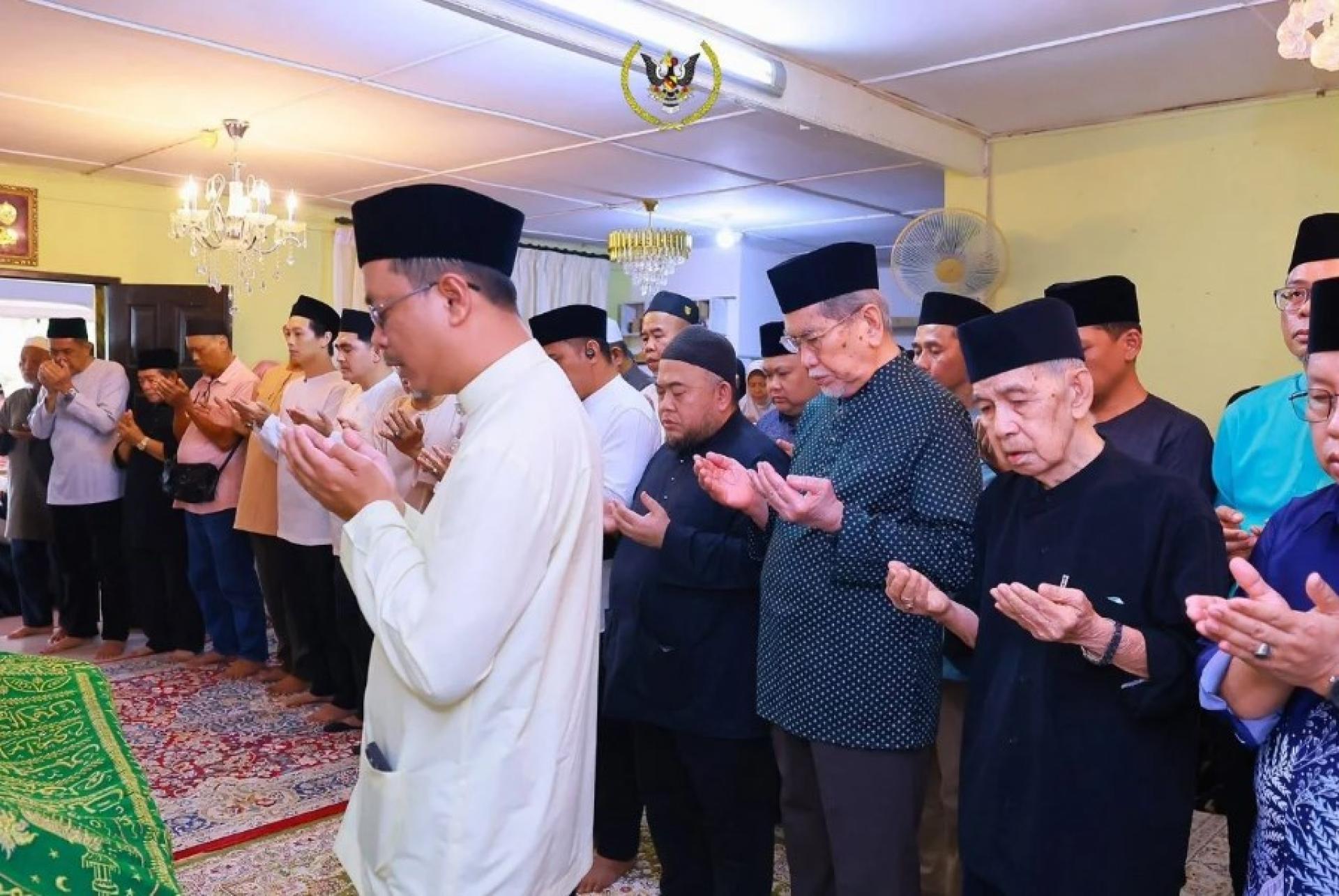 旺朱乃迪（第二排右3）与众人一同参与殡礼祈祷。（图：砂州元首府）