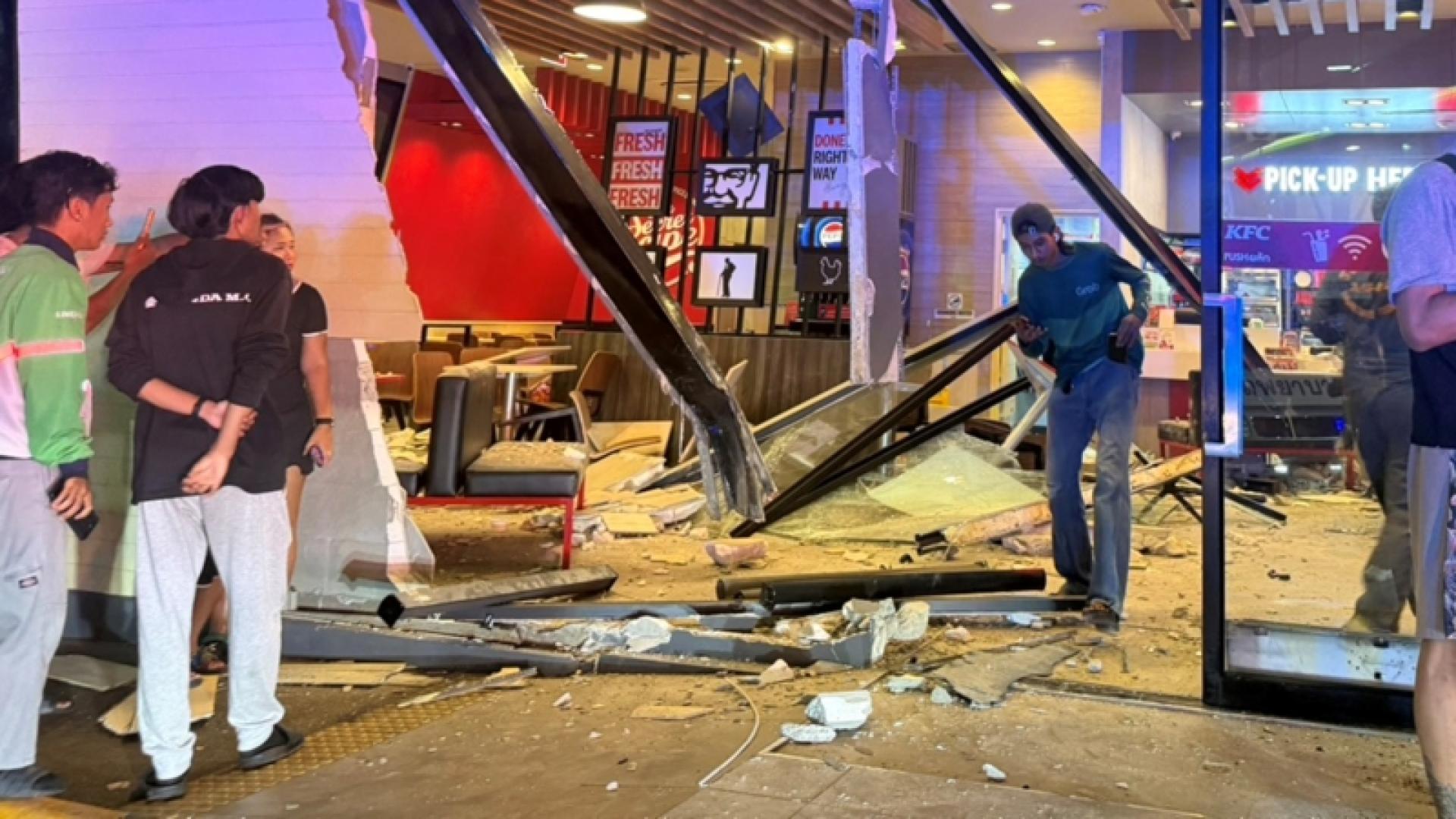 泰国曼谷一加油站内25日傍晚发生严重交通事故，一辆宝马轿车突然失控撞进站内的肯德基餐厅，导致店面严重受损，并造成12人受伤。