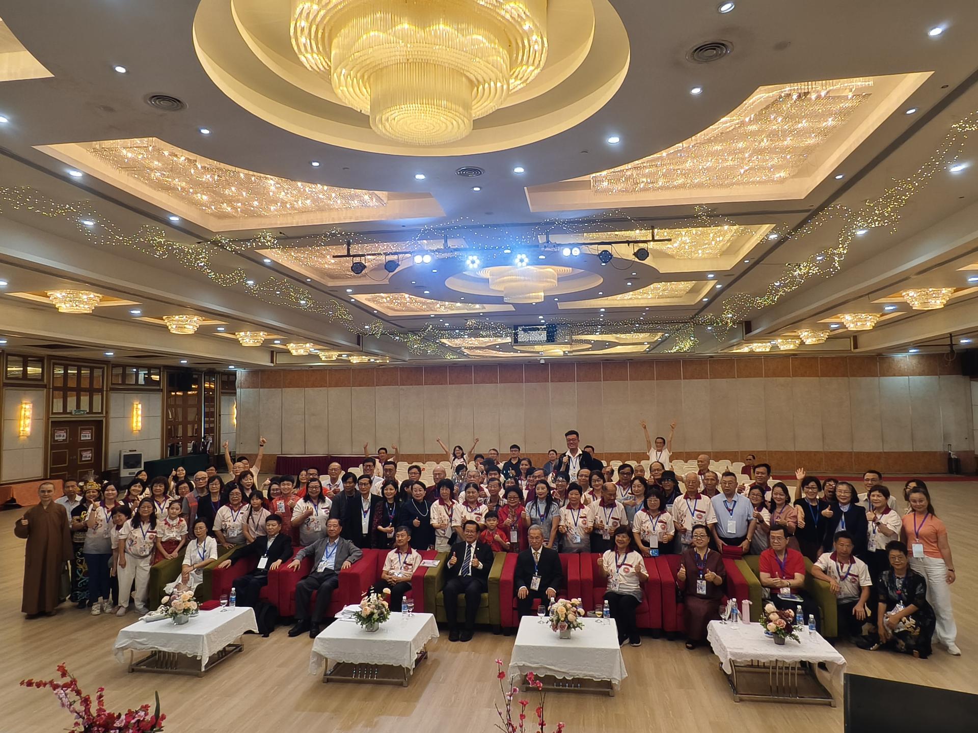 第13届世界华文作家代表大会闭幕主宾拿督斯里李景胜，嘉宾和与会者合影留念。