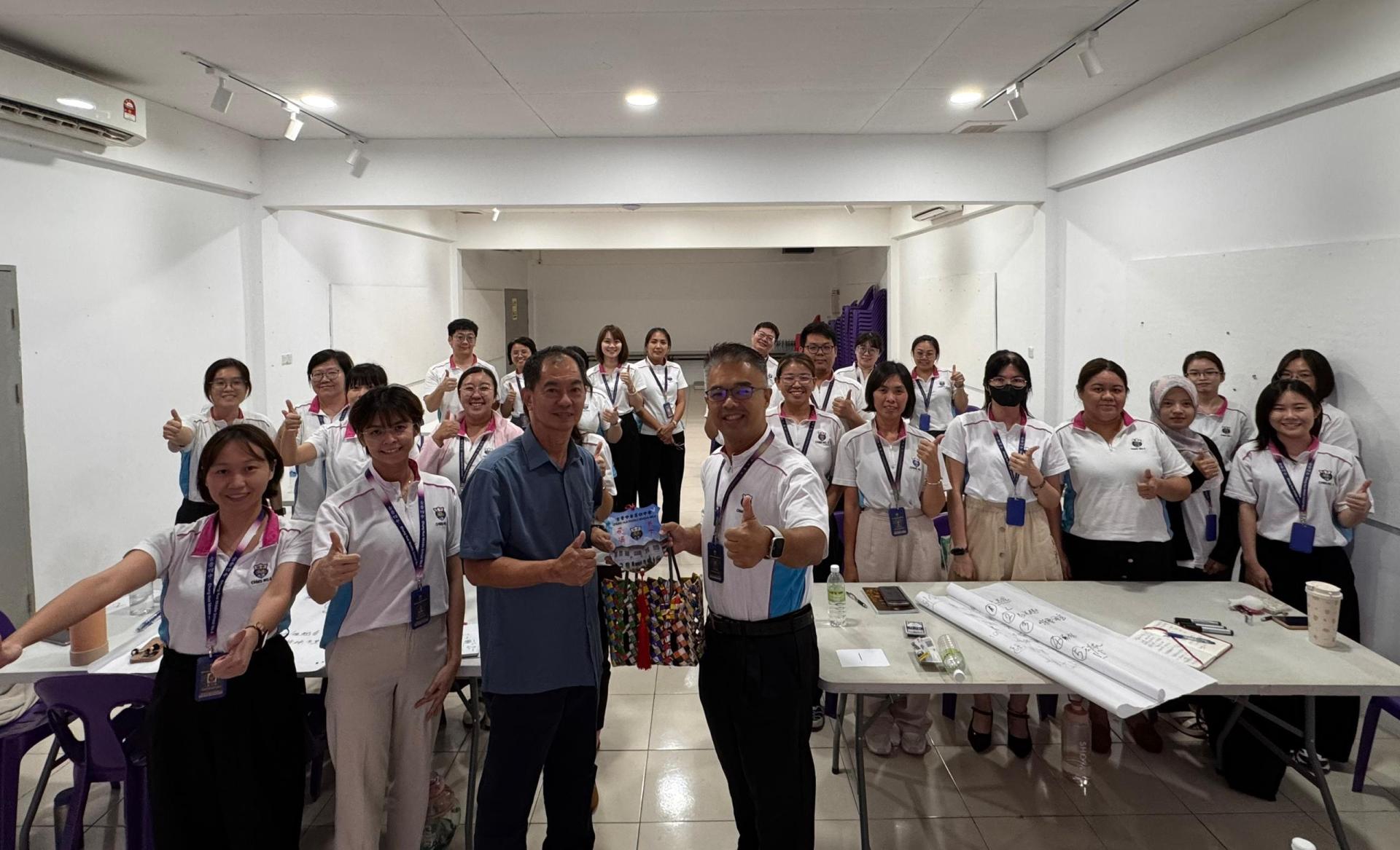 校长官晨阳移交纪念品给主讲人方年华副校长，并与全体老师们合照。