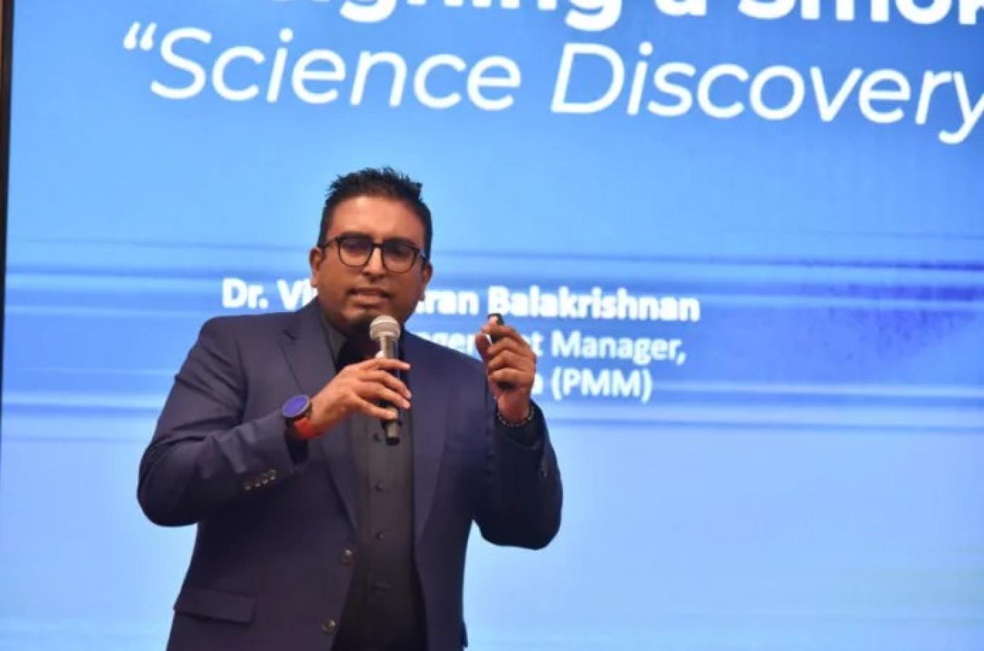 Vijayndhran Balakrishnan在论坛上发表演讲。