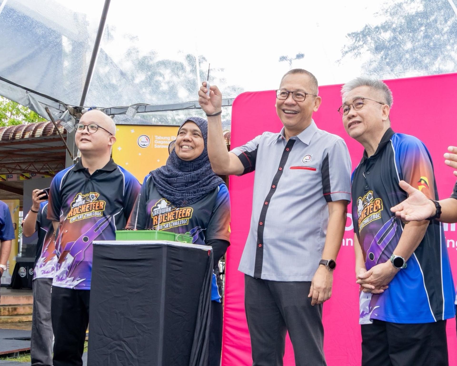 拿督阿都拉赛多（右2）为活动主持仪式。