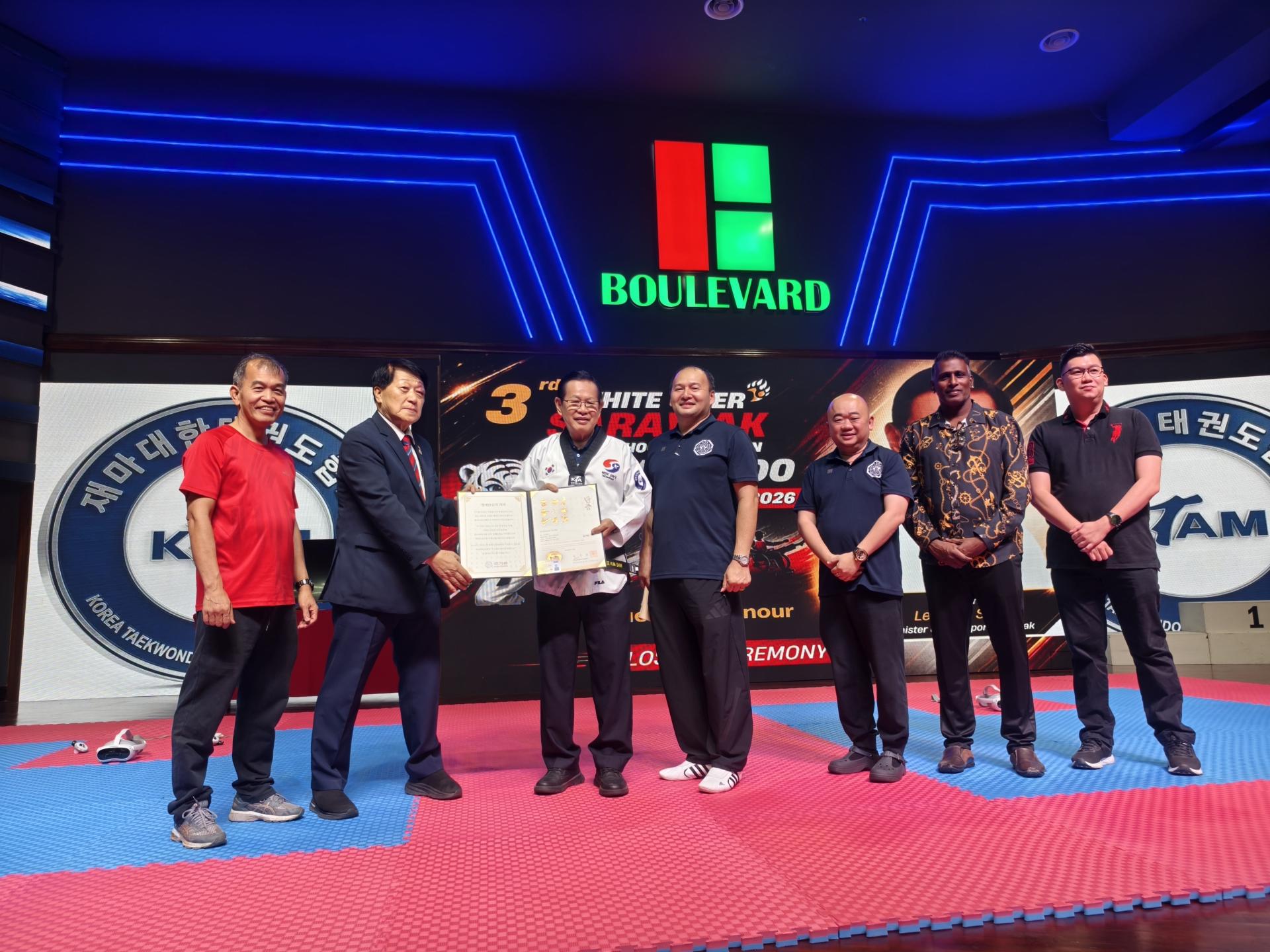 砂拉越交通部长拿督斯里李景胜（左3）因长期致力推动跆拳道发展，特别是在为残疾学生提供学习跆拳道的支持与援助方面贡献良多，获世界跆拳道总部颁发荣誉证书及荣誉5至6段段位，以表彰其卓越贡献。