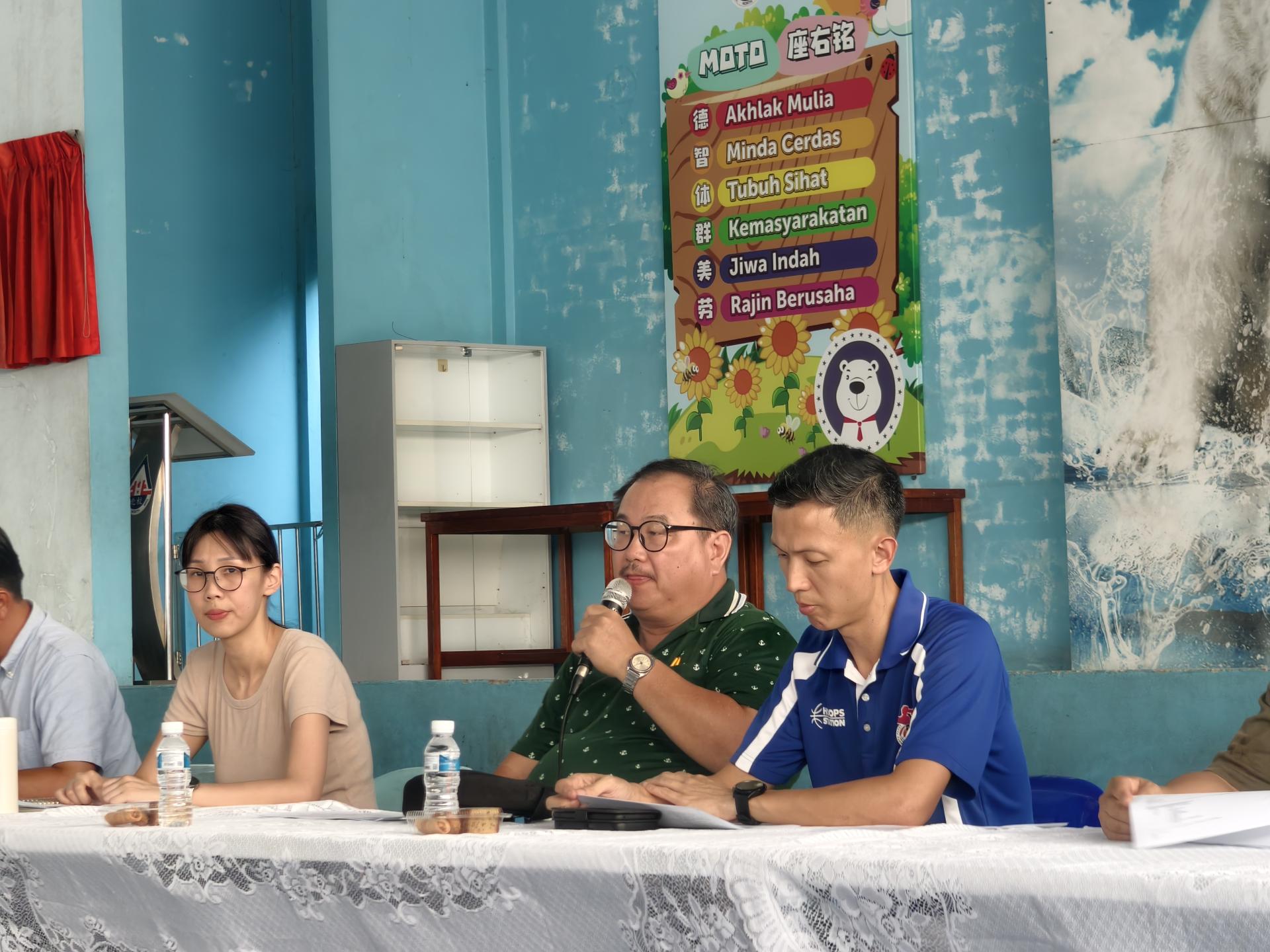 美里北校校长张光杰（中）在家教协会会员大会上致词，强调家长与教师合作的重要性。左为美里北校家教协会主席林艾静。