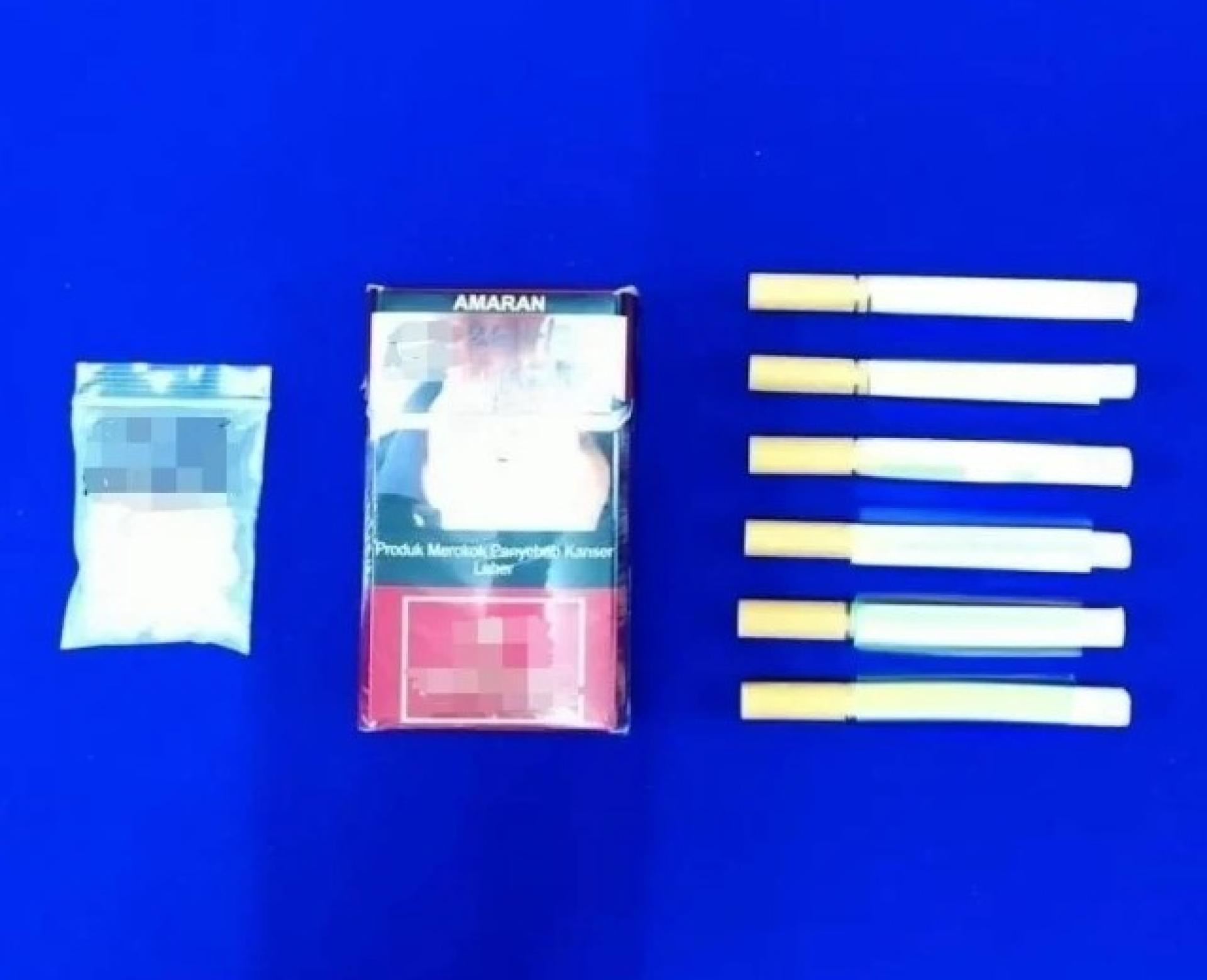 警方起获疑似氯胺酮的塑料包装，藏于香烟盒内。（图：警方提供）