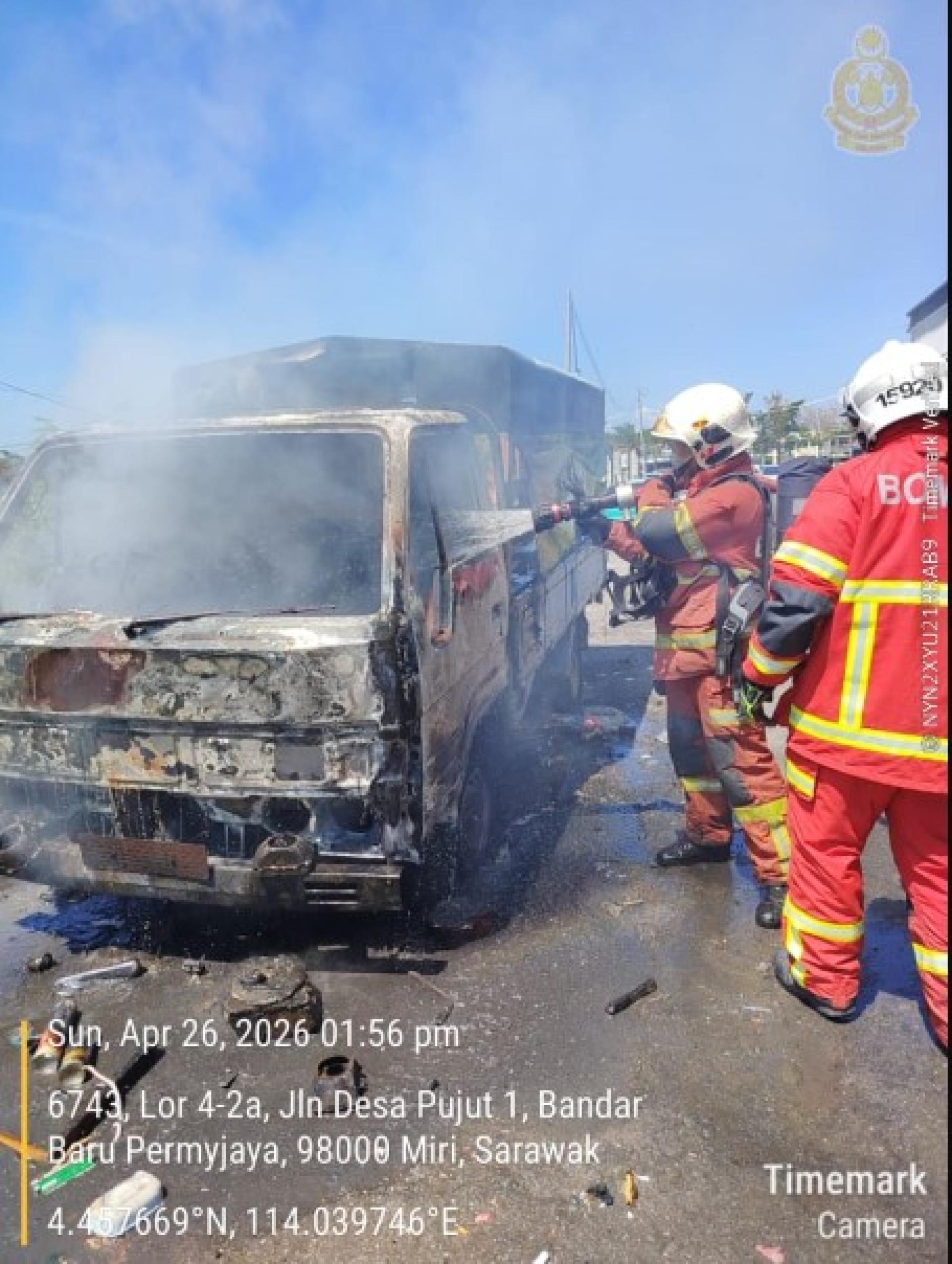 消防员在现场扑灭火势。