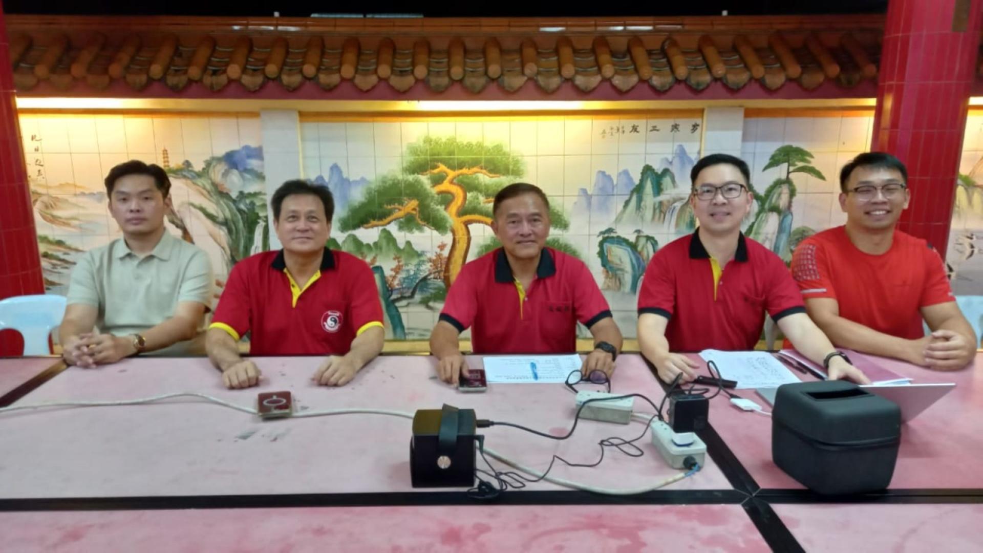 古晋东嶽观将办舞蹈比赛2.0筹委主席钟献忠（中）发布详情。左起炉主李欲熙、大会主席方文祥太平局绅；右起是副炉主郑国昌、秘书吴志鸿。