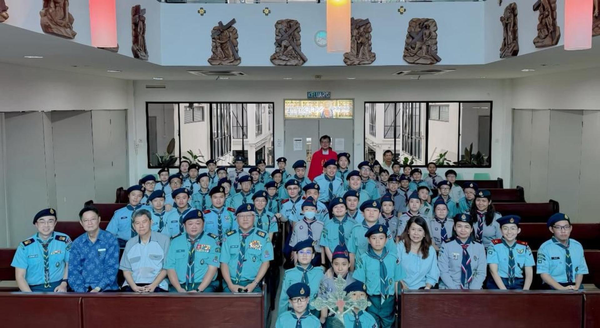 黄约瑟神父（后排红衣）与(前排左5) 砂拉越童军首席总监林文明及一众童军成员，在弥撒圆满结束后合影留念，共同记录这具有历史意义与深远象征的珍贵时刻。