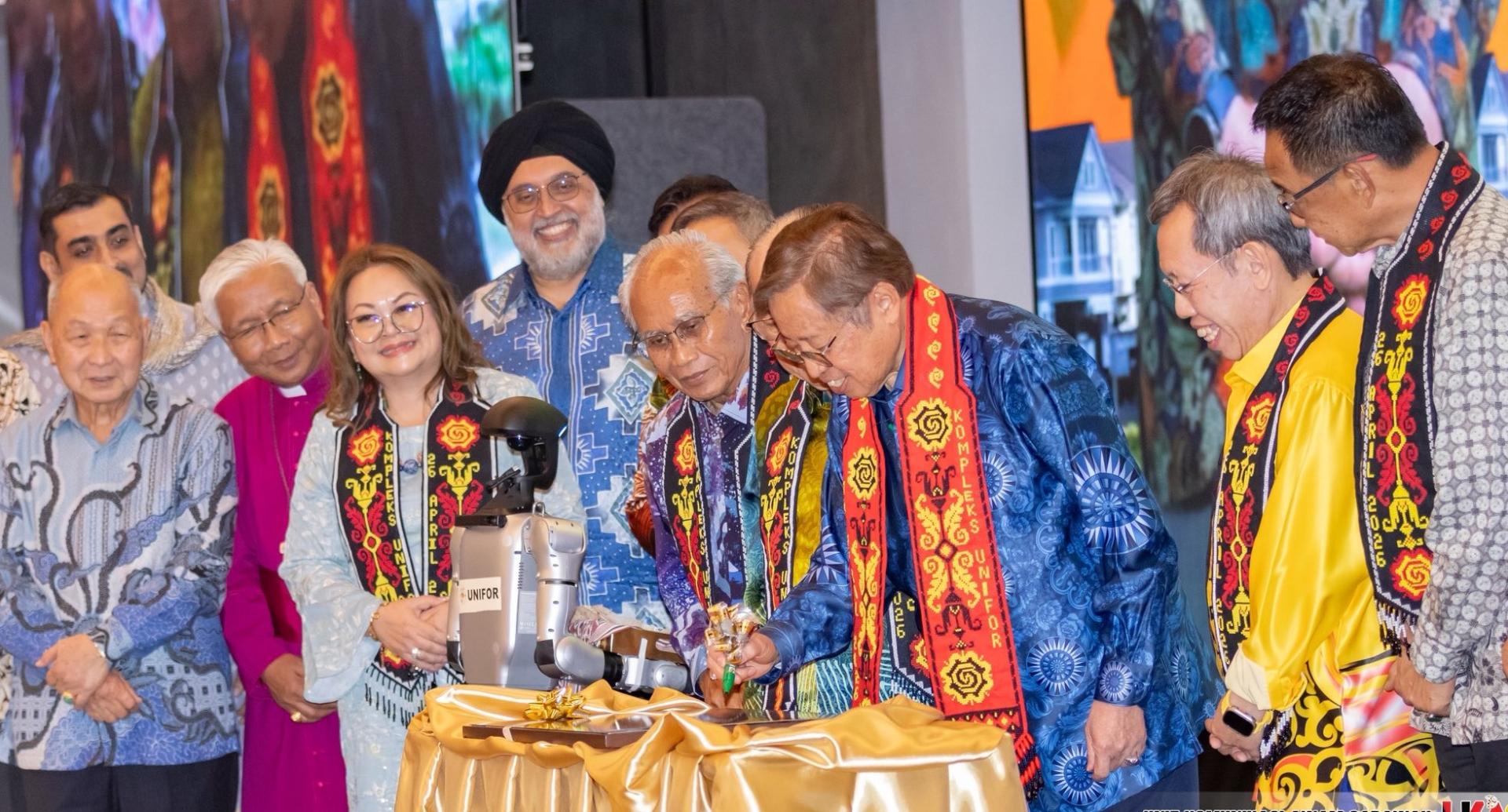 总理阿邦佐哈里（右3）在众嘉宾的陪同下，为其他宗教事务单位综合大楼主持开幕仪式。