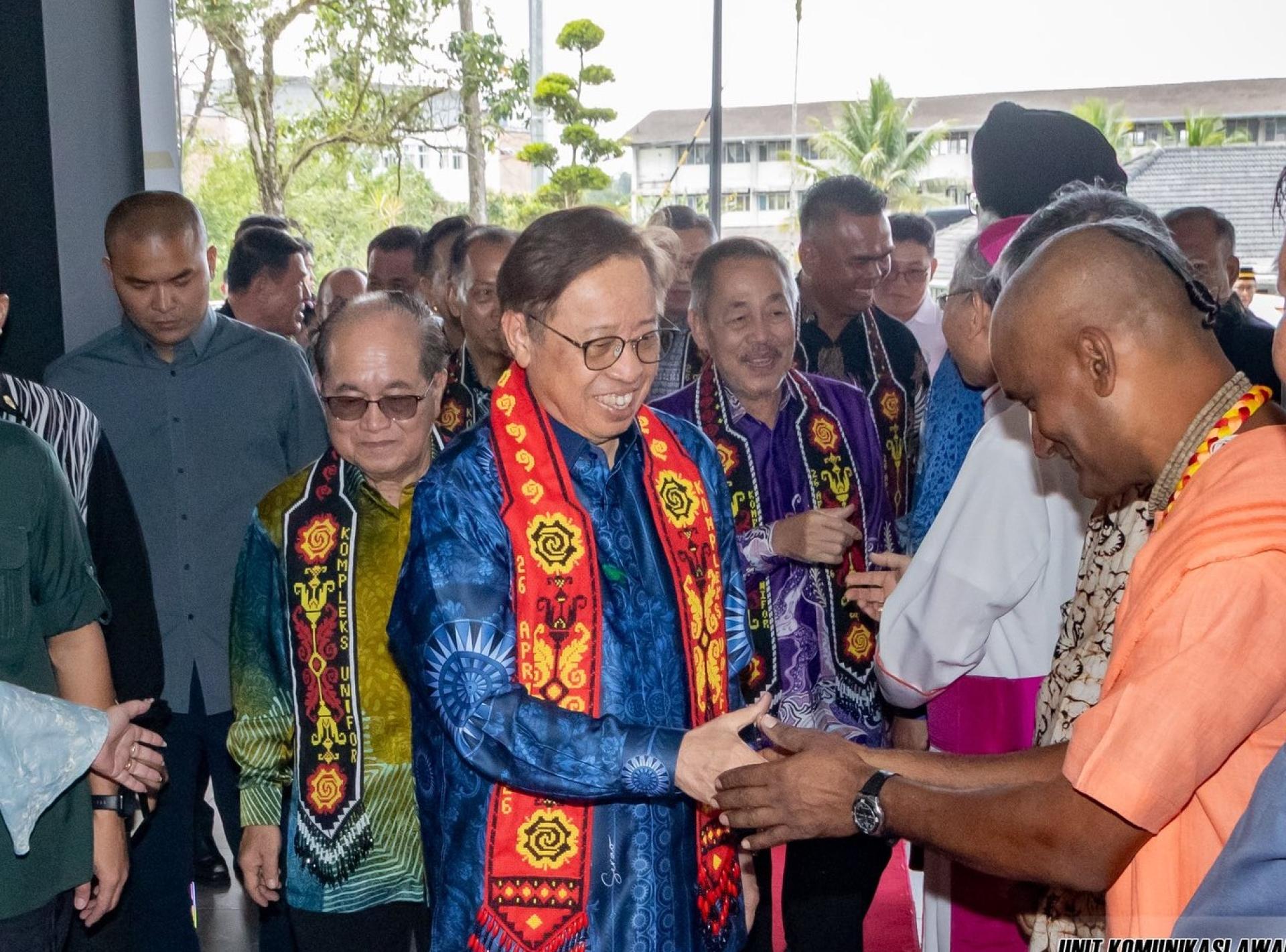 总理阿邦佐哈里抵达时，受到在场者的迎接。