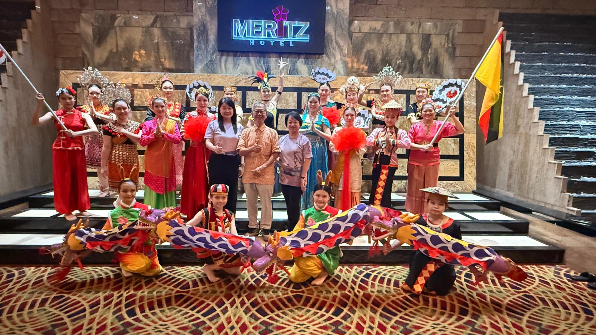 蔡曙鹏博士（中）与优舞艺舞蹈学院师生合影留念。