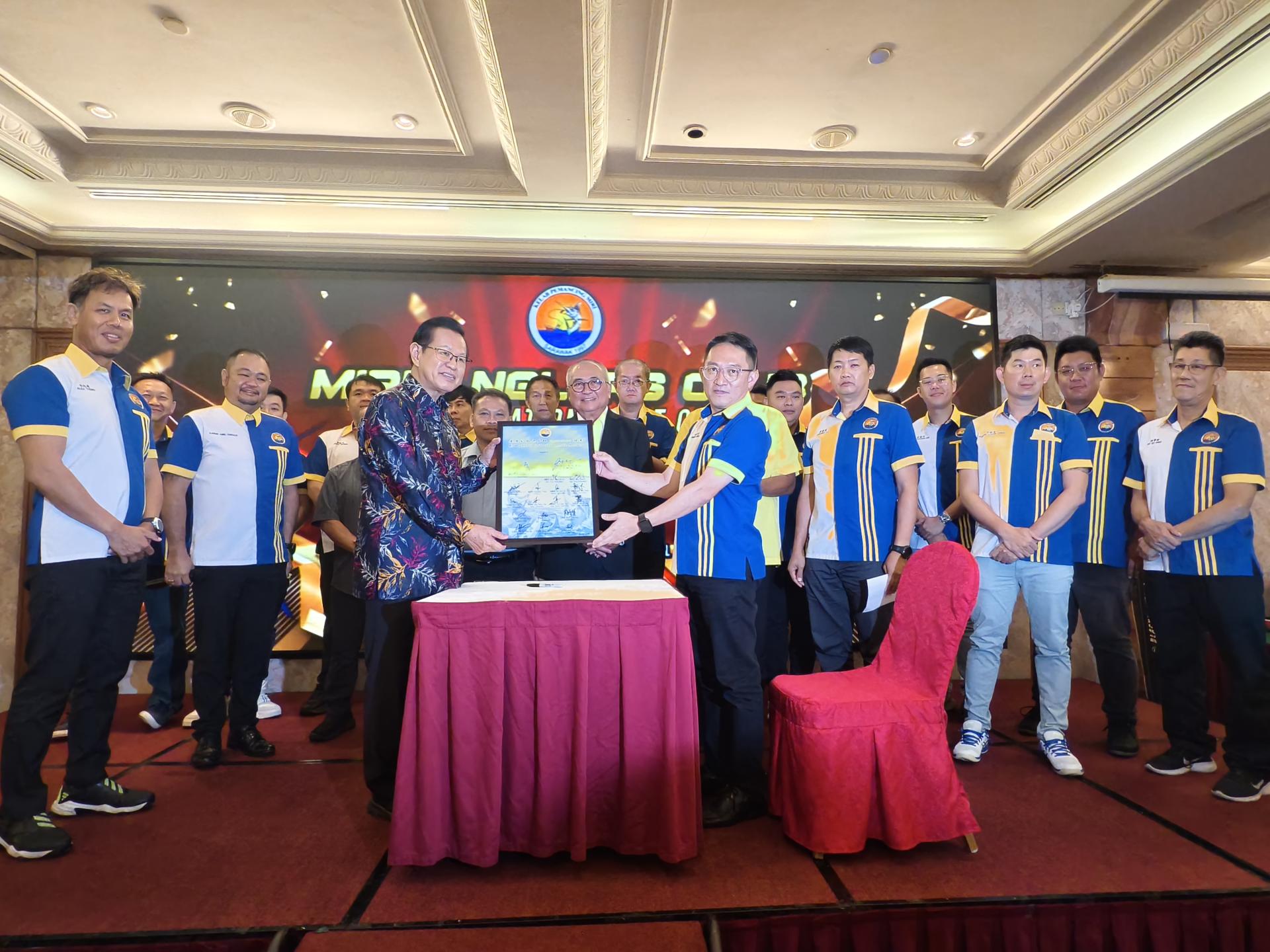 美里钓友俱乐部理事完成宣誓后进行宣誓书移交仪式。左为监誓人拿督斯里李景胜移交给会长洪立川。