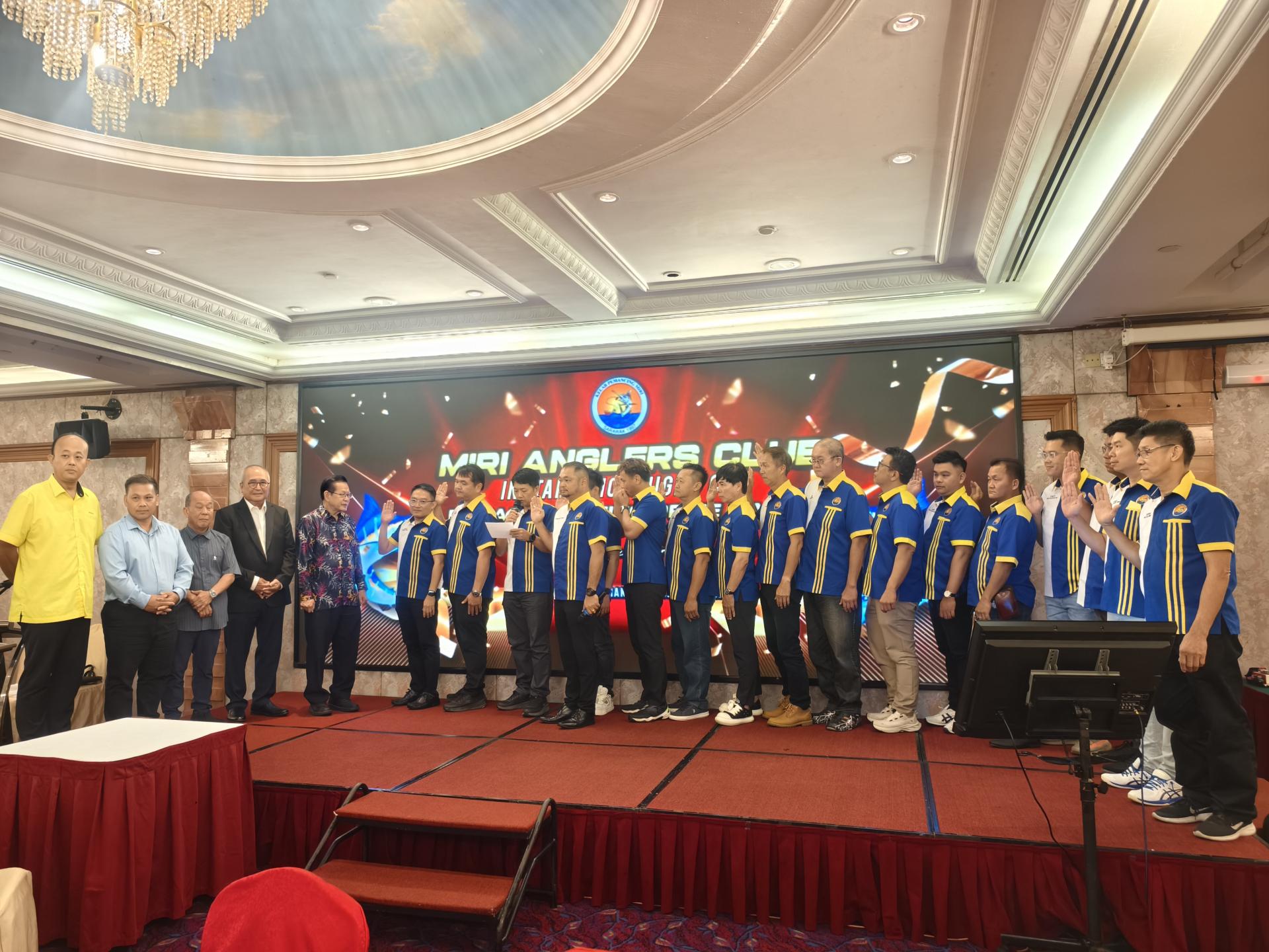 美里钓友俱乐部2026至2027年度理事宣誓就职。左起为砂旅游部副部长拿督陈超耀的代表美里市议员陈立仁、联邦旅游、文化及艺术部副部长赵俊文的代表梁亚龙、嘉宾拿督斯里林忠立、美里市长俞小珊陪同主宾砂交通部长拿督斯里李景胜监誓。