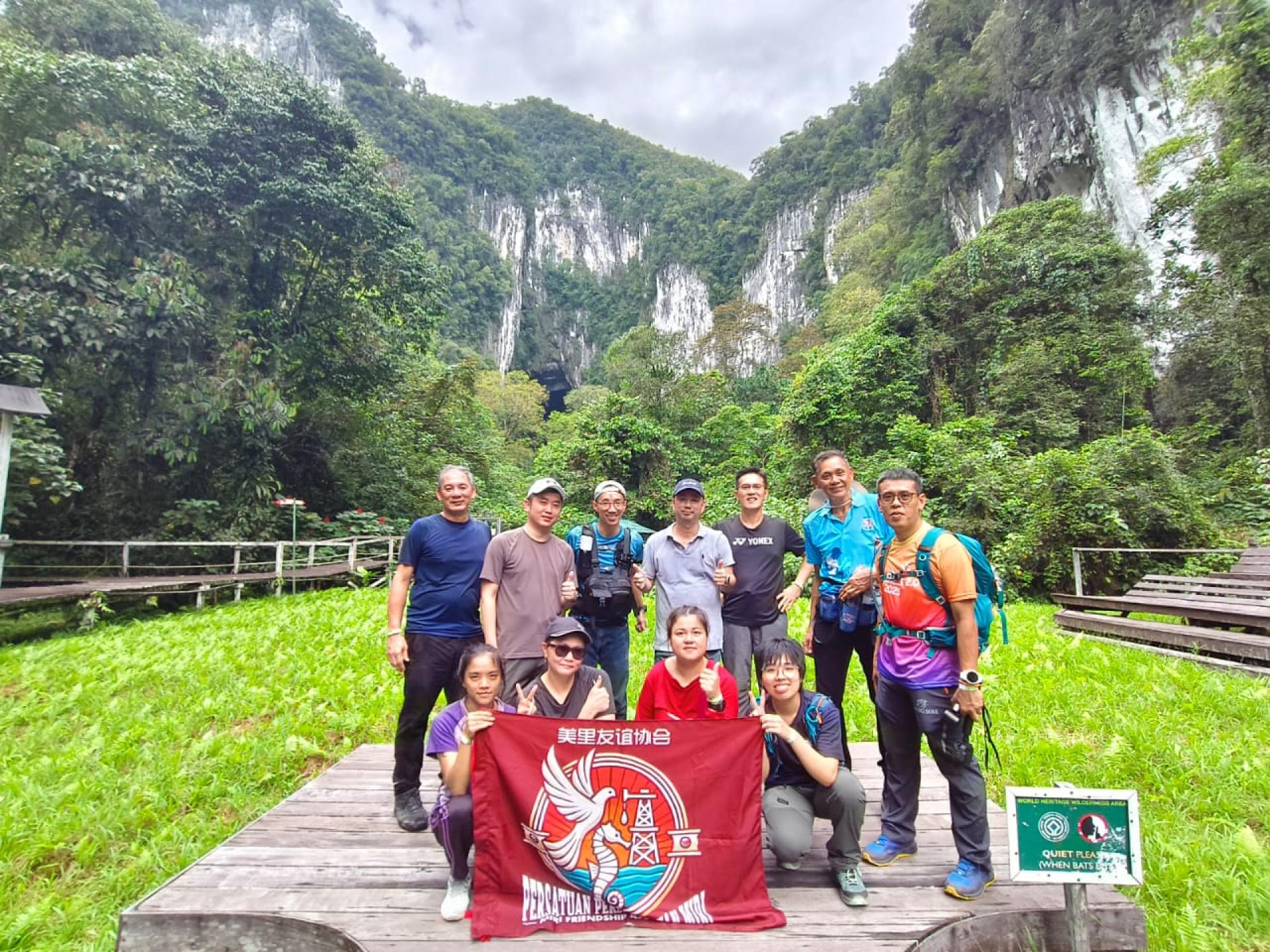 队员们在攻顶前合影留念。