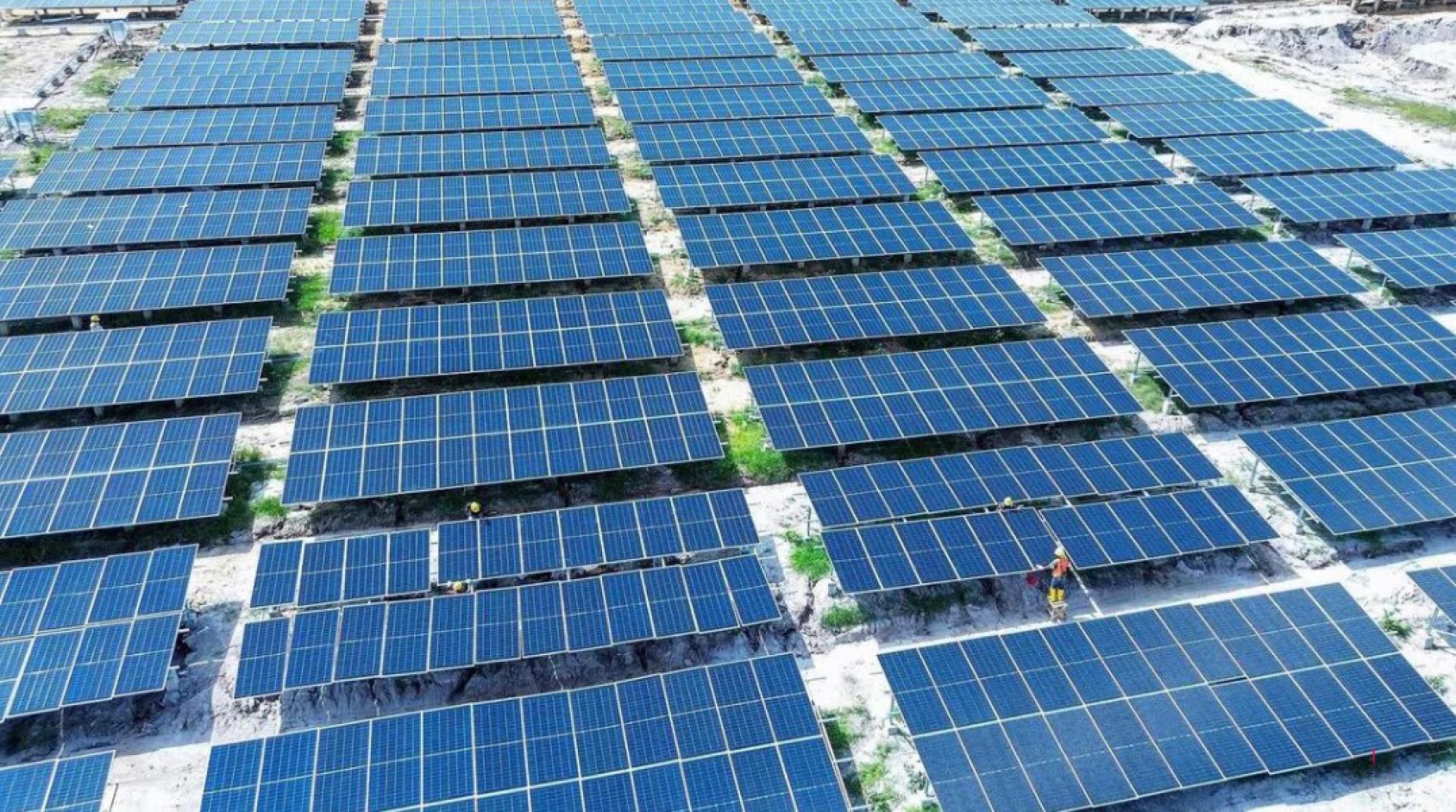 印尼的新可再生能源项目涉及建设国家电网，以及连接新加坡的输电网络，总投资至少近300亿美元；生产的电力将接入国家电网，同时出口至新加坡。 （档案图片）