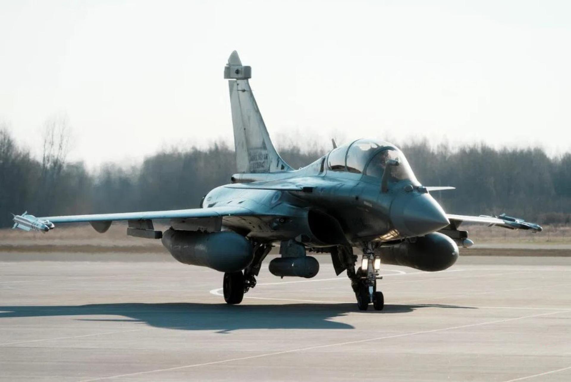 印尼2022年向法国订购42架“阵风”战斗机，目前正探讨是否增订24架。图为今年4月14日，参加波罗的海空中警巡任务的法国“阵风”战斗机在拉脱维亚空军基地降落。