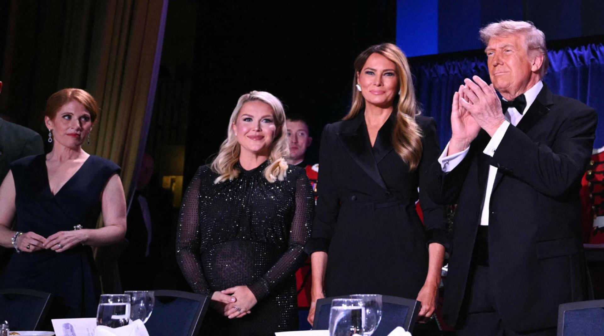 特朗普（右）和夫人梅兰妮亚（右2）出席晚宴。