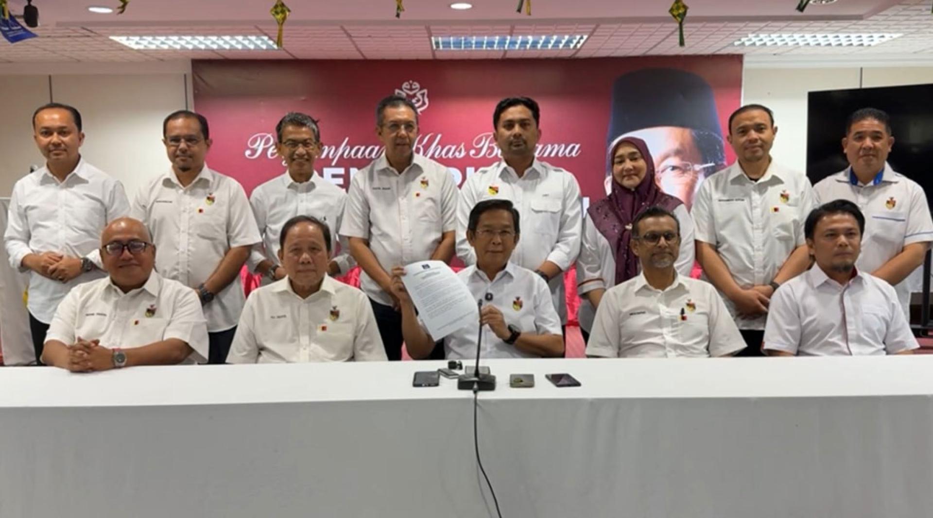 嘉拉鲁丁（前排中）展示撤回支持大臣的公函，宣布巫统不再支持阿米努丁领导森州。