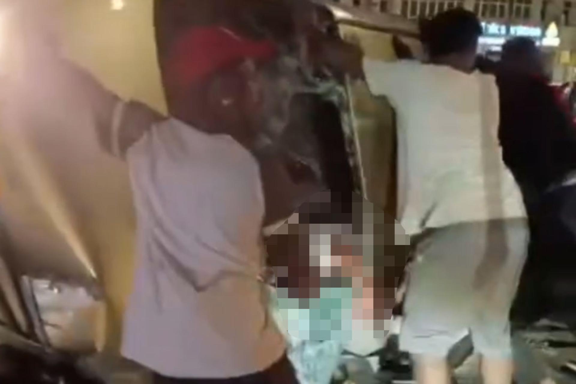 伤者还在车内。