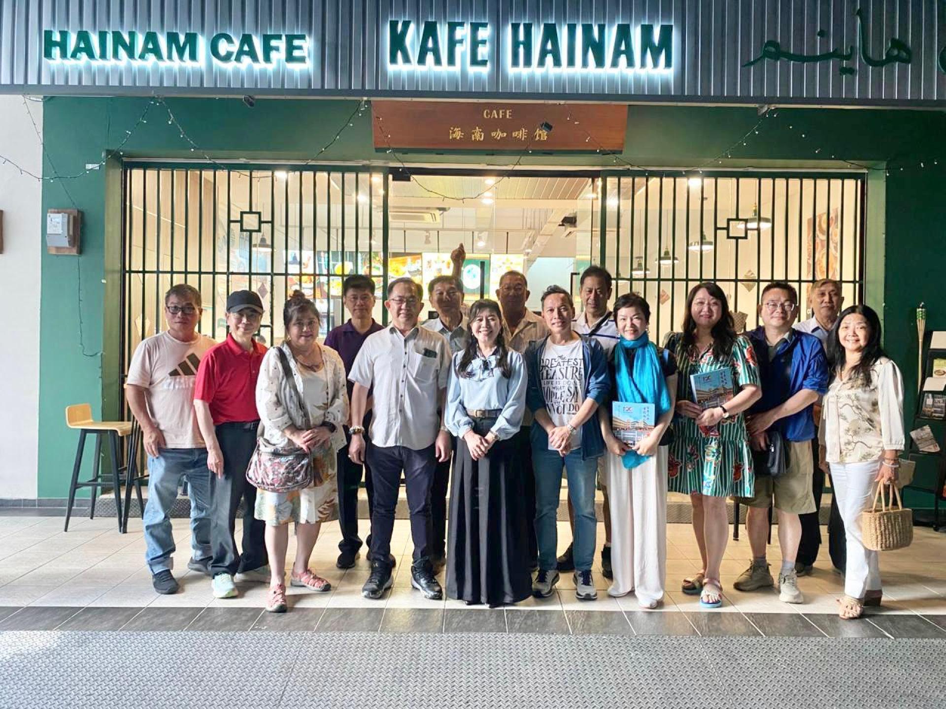 汶莱中华文艺联合会事与海外作家合影