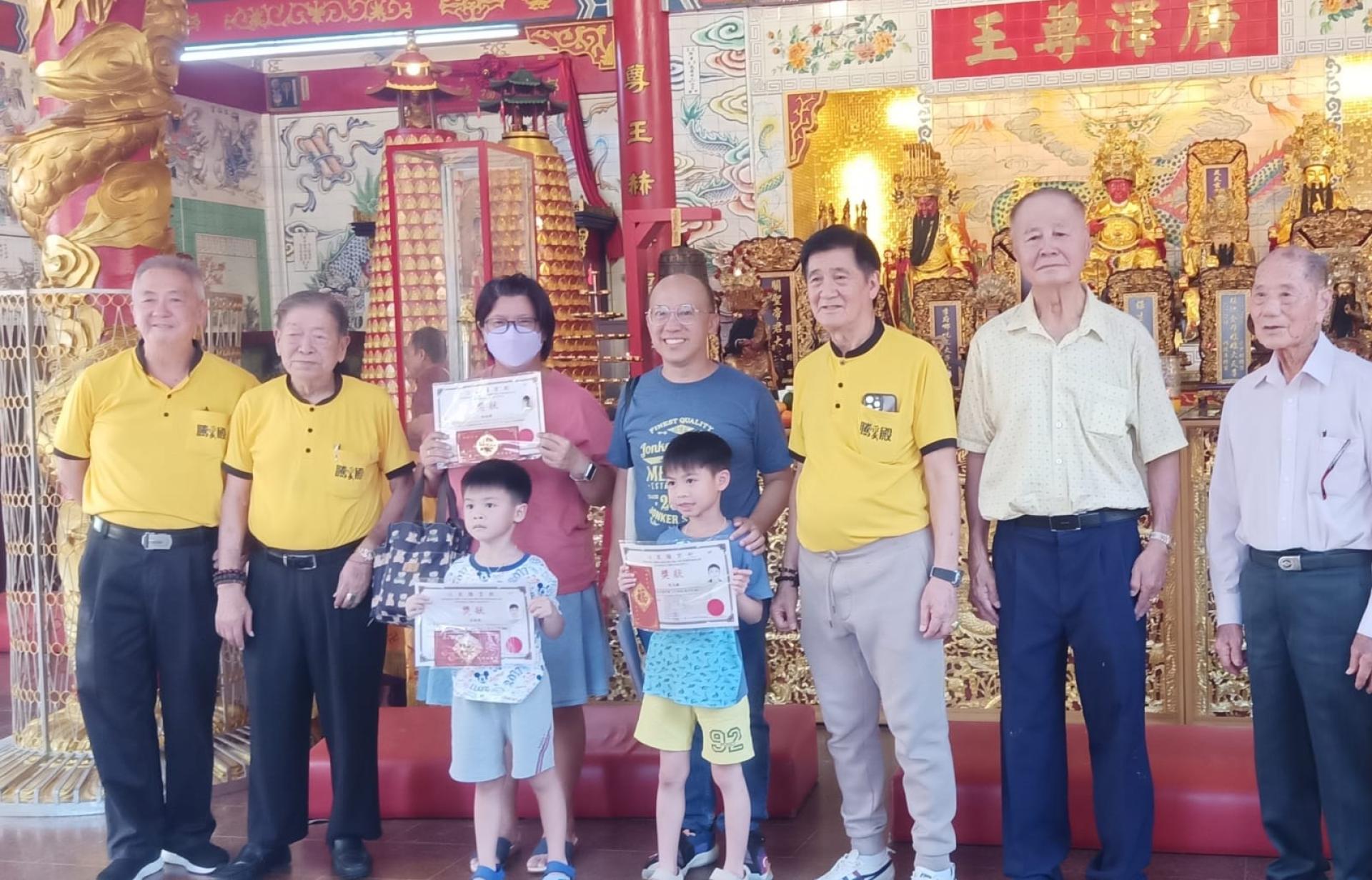 腾云殿董事长李永贞（左二）与副董事长林鹏国（右三）颁发学优奖励金及奖状予优秀生时合影。右二为该殿名誉顾问魏菠佛。