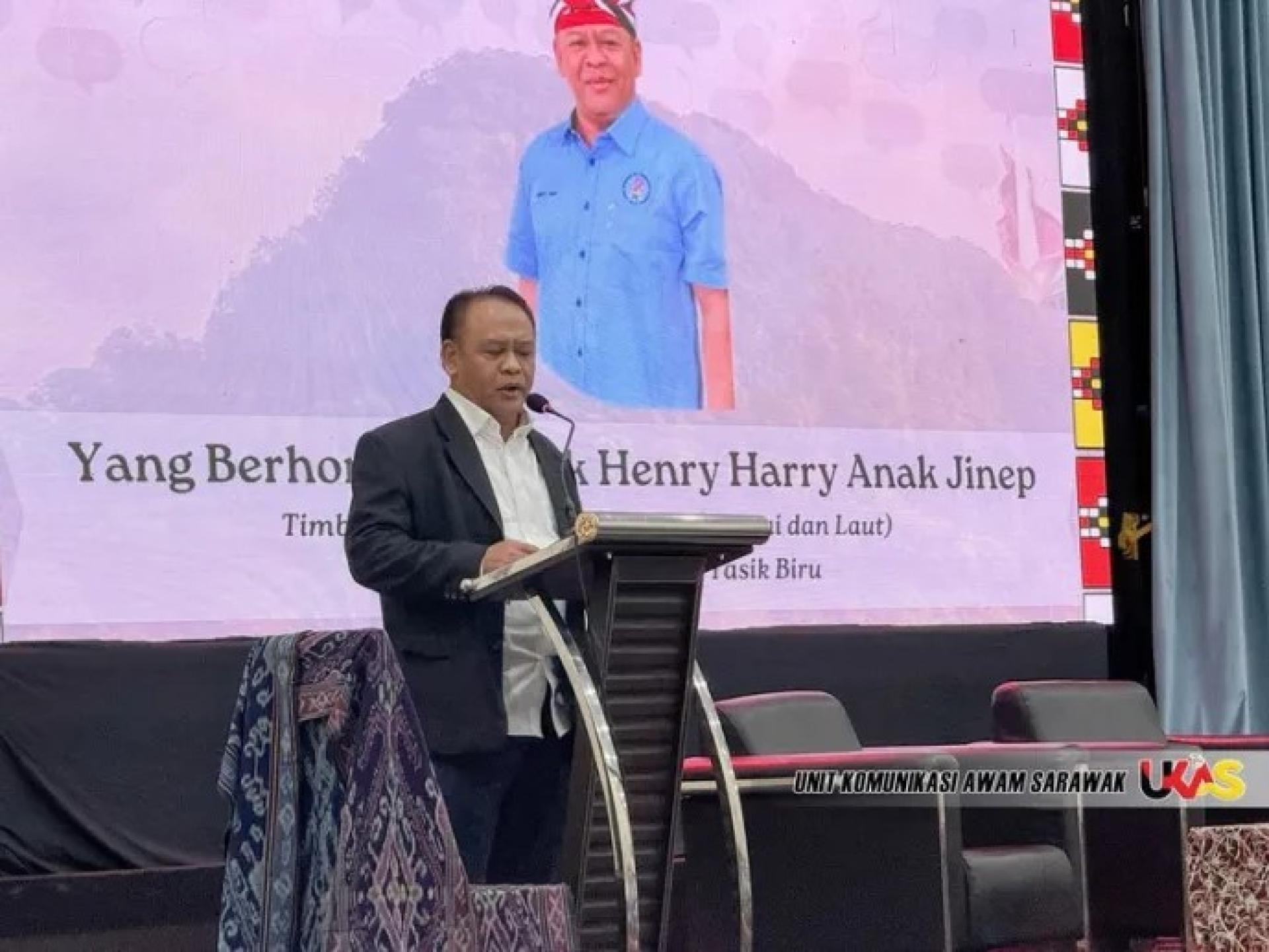 亨利吉纳于2026年4月26日在石隆门甘榜阿帕辛盖拿督彼得南西亚礼堂举行的“BiSingai乡区大会”闭幕礼上致词。（图：砂拉越公共通讯单位）