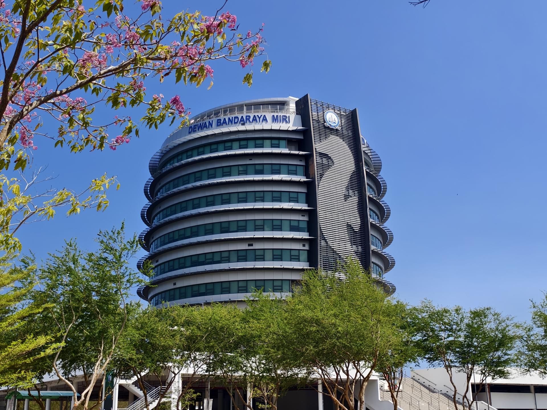 美里市政局屋顶观景区开放予公众欣赏日落景色，3月份访客达954人。