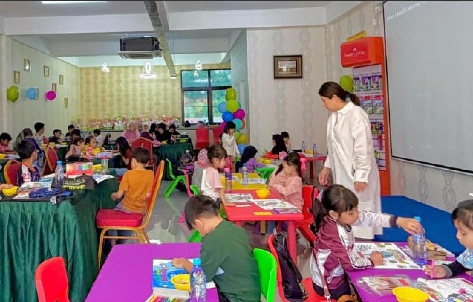 儿童涂色比赛在进行