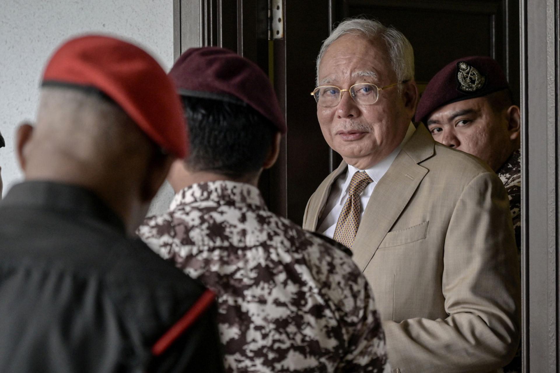 随着纳吉撤回申请居家服刑的上诉，意味着他将继续坐牢至刑满，届时或已年近75岁。