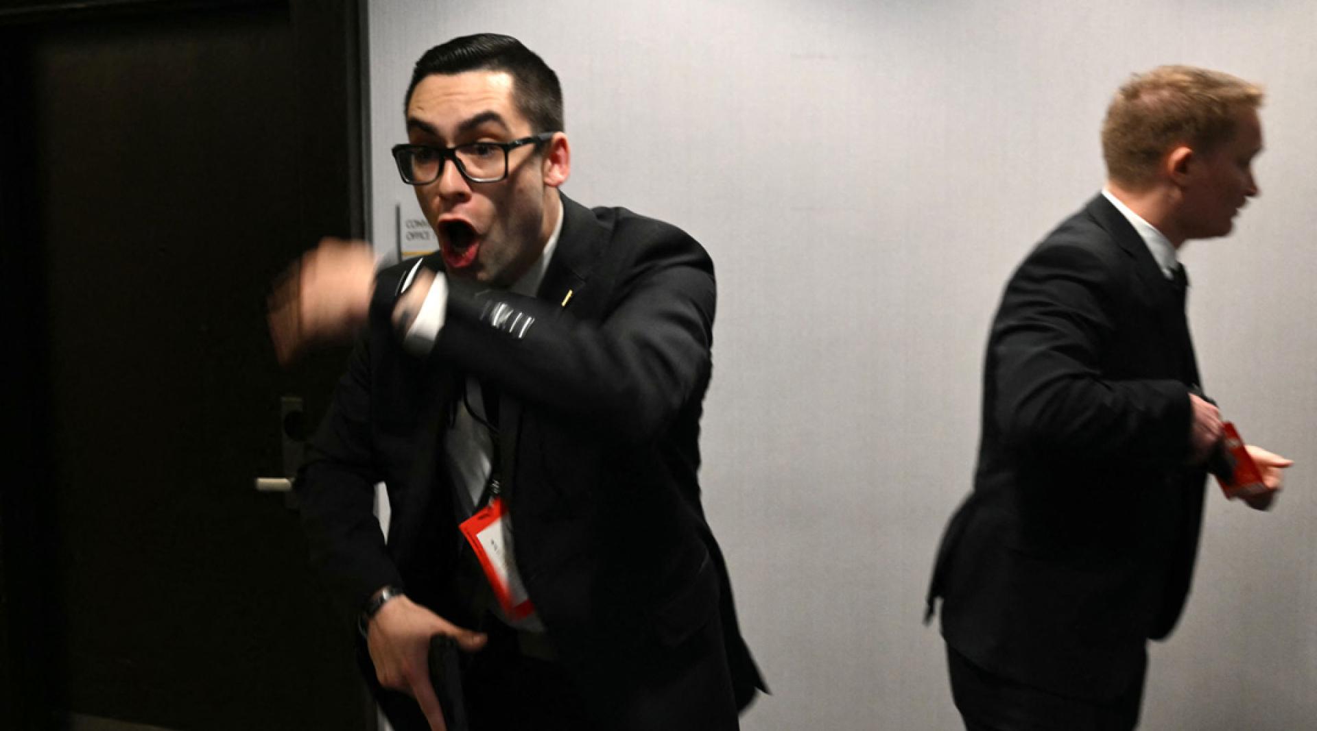 白宫记者晚宴上传出巨响，特工随即拔枪。